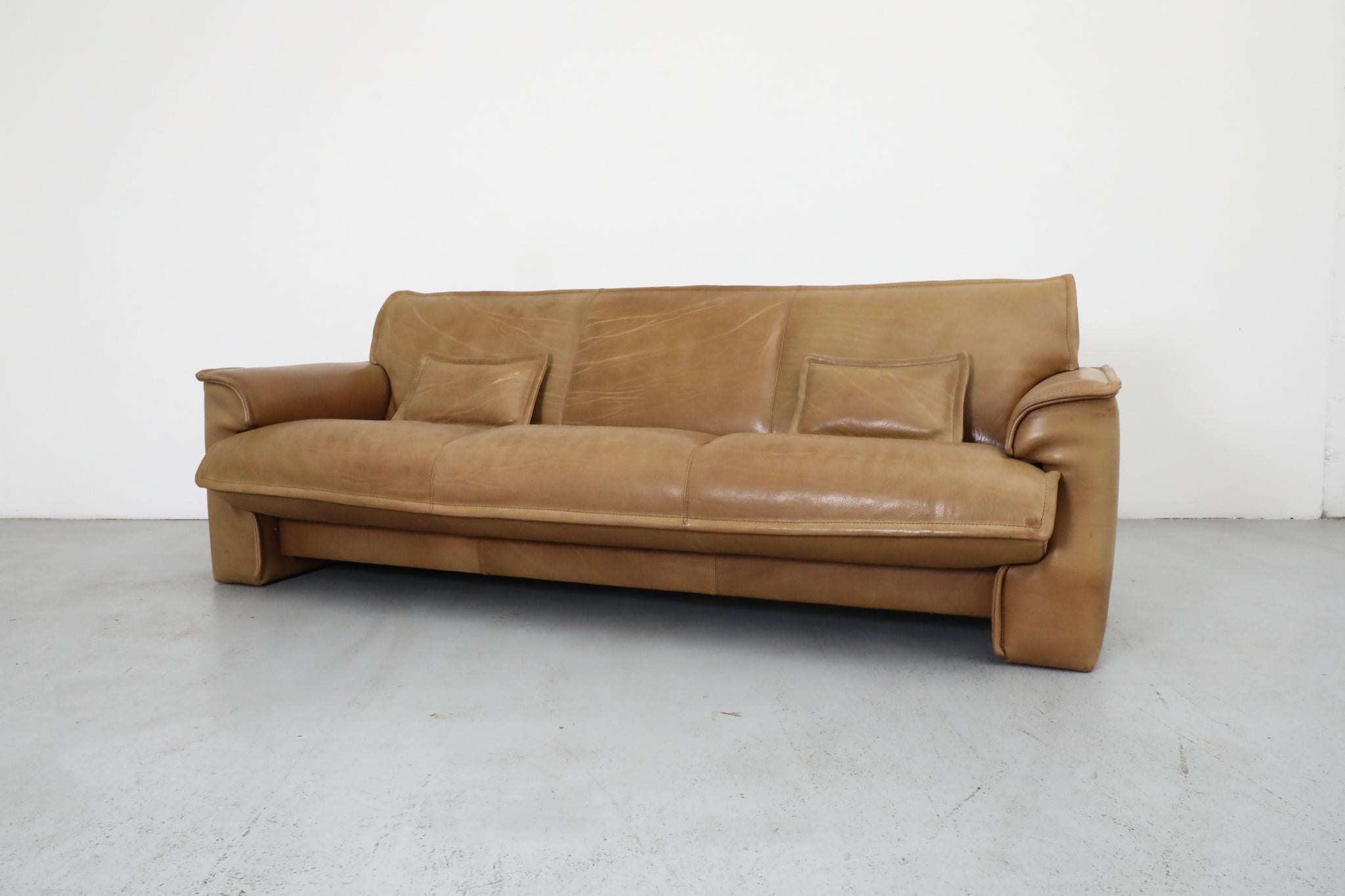 Hugo de Ruiter Leolux Mid-Century Büffelleder Dreisitzer-Sofa, 1970er Jahre (Leder) im Angebot