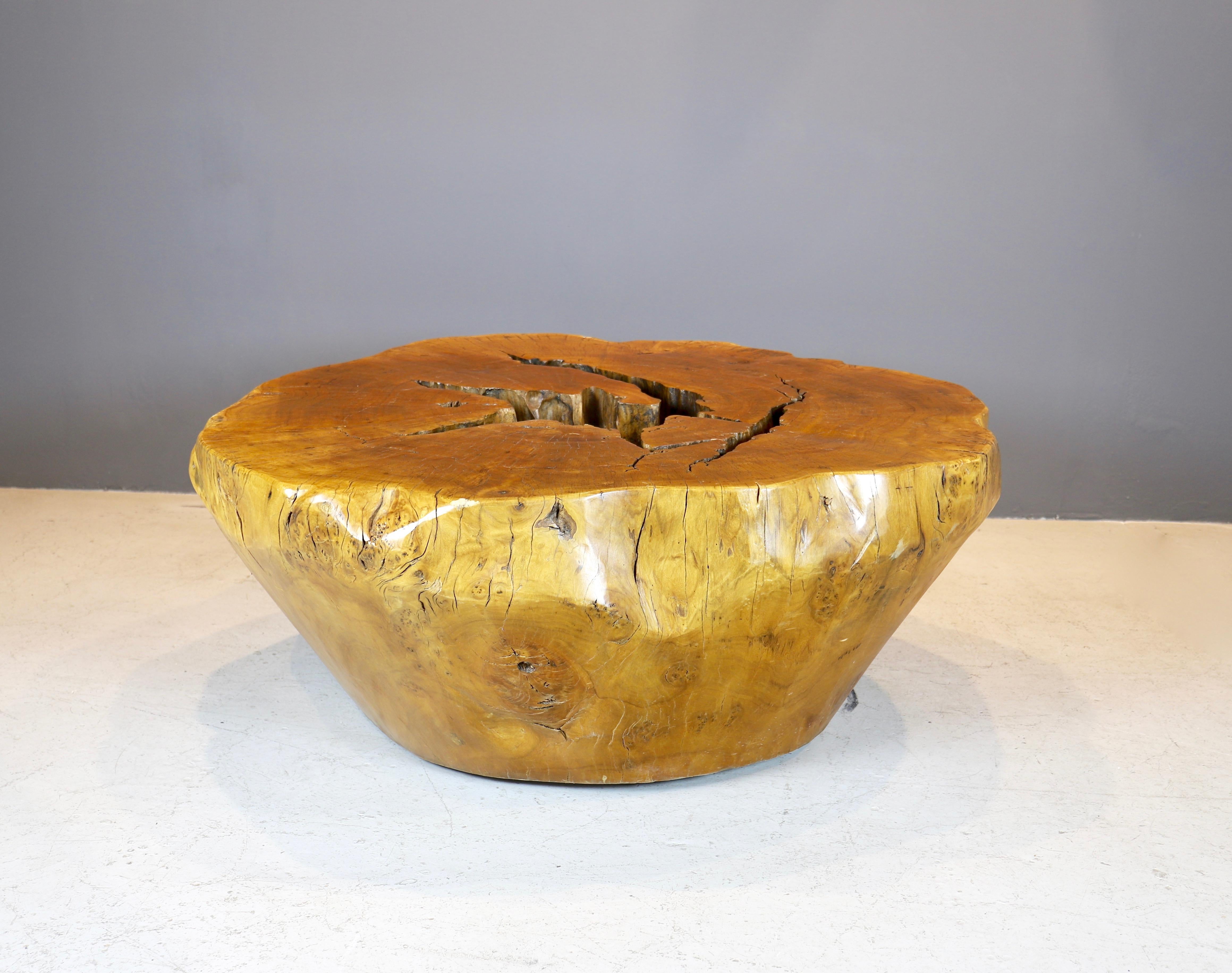 Large and impressive Itajai coffee table, made of pequi tree by contemporary Brazilian artist Hugo Franca.
Beautiful grain and natural cavity. The pequi tree possesses water-proof resin that is resistant to weather conditions.
