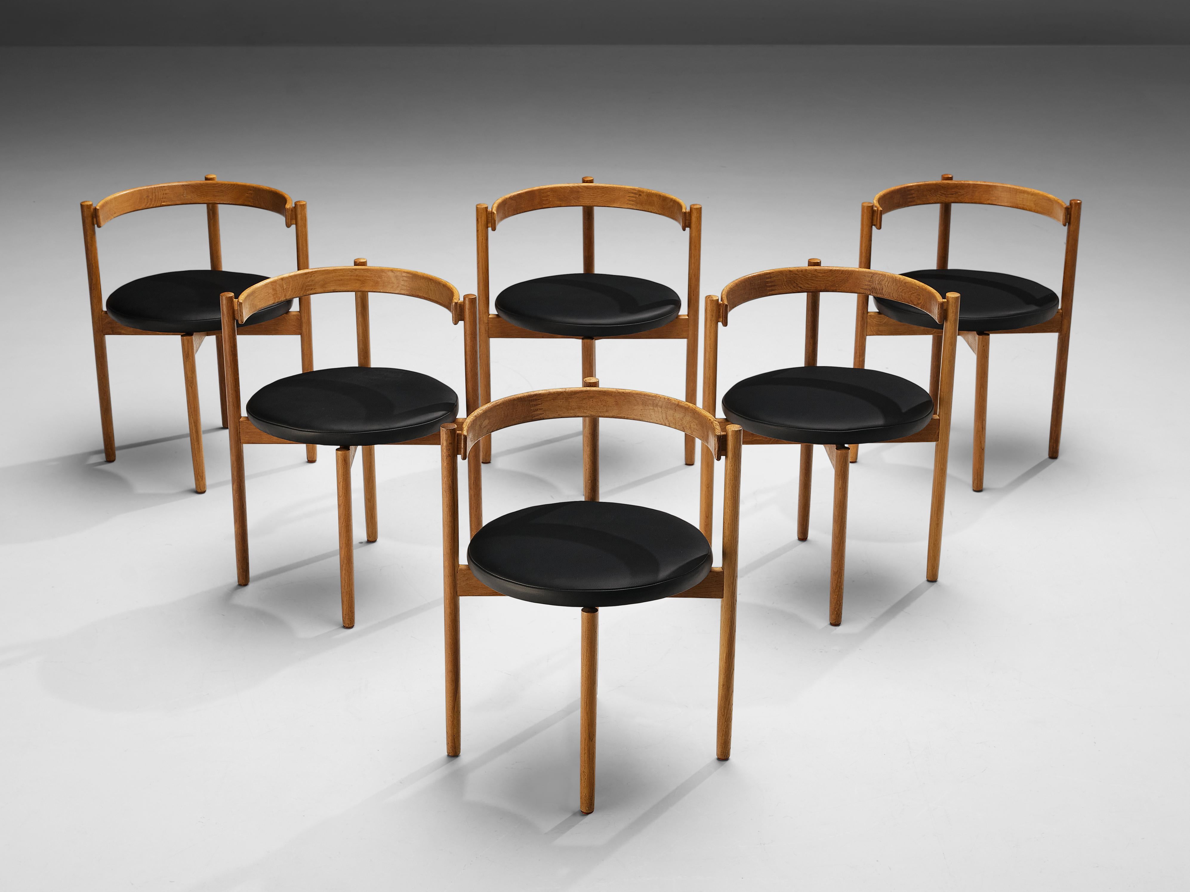 Hugo Frandsen for Børge Søndergaard, dining chairs, oak, leather, Denmark, 1960s

Set of six Danish dining chairs with leather upholstered seats. The round seat is resting on four tubular legs in oak. Three legs rise high to hold the curved