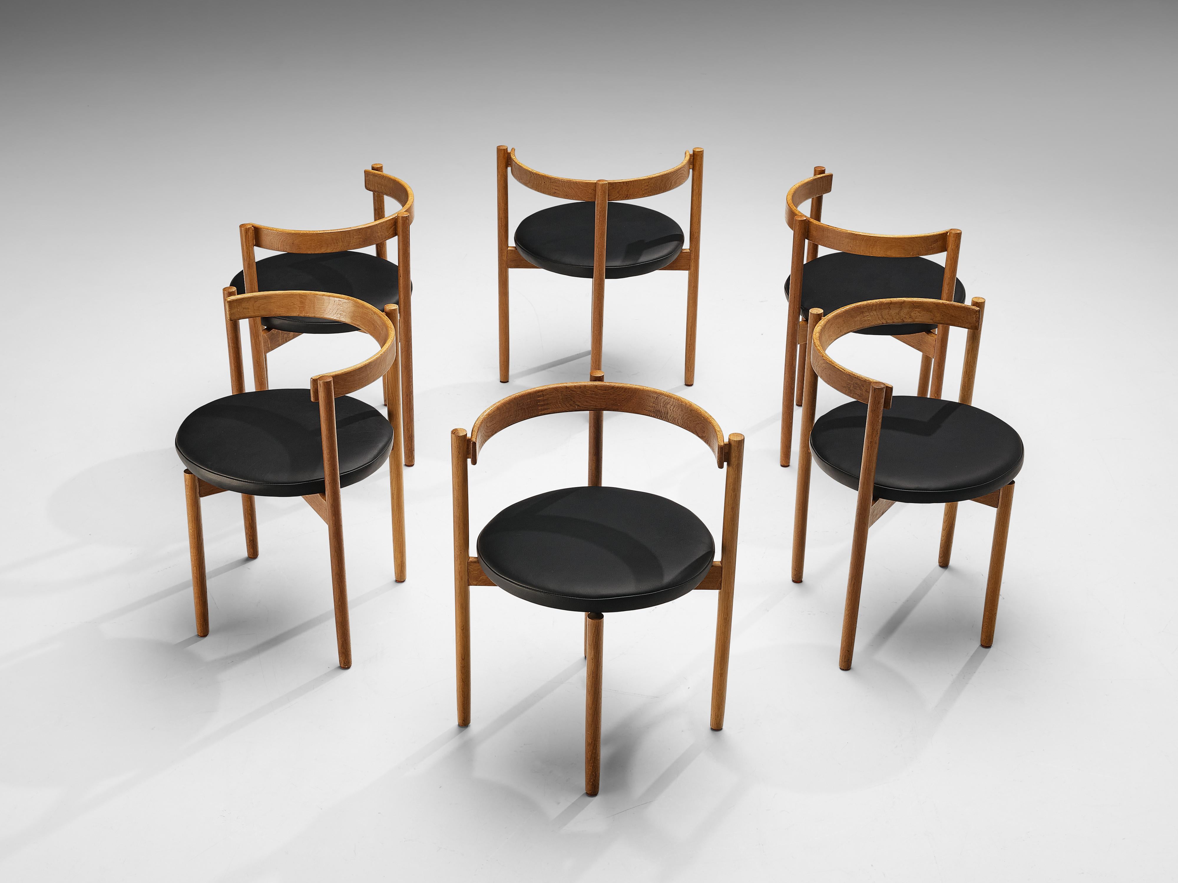 Hugo Frandsen for Børge Søndergaard Set of Six Dining Chairs in Oak and Leather In Good Condition In Waalwijk, NL