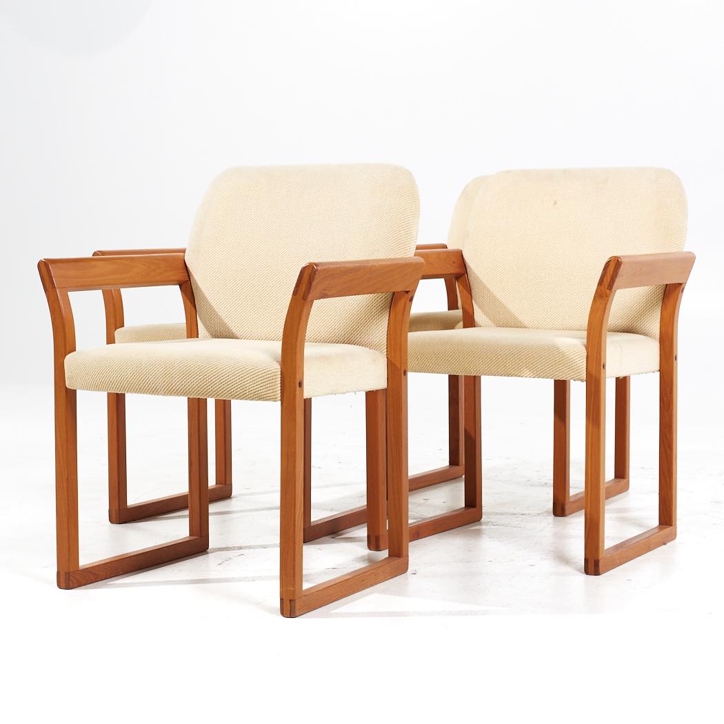 Mid-Century Modern Chaises de salle à manger danoises du milieu du siècle en teck Hugo Frandsen pour Stolefabrik - Lot de 4 en vente