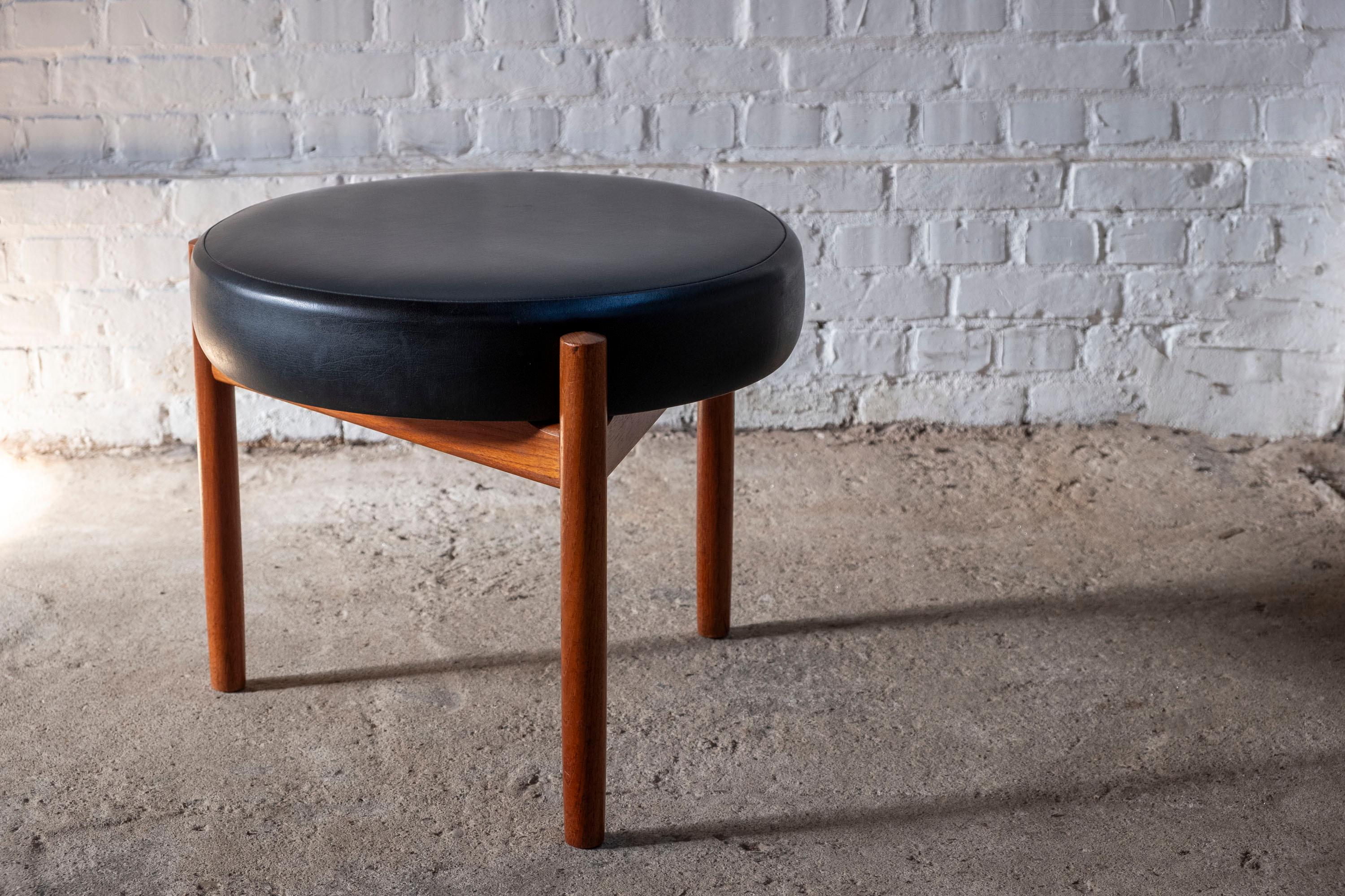 Beautifully designed stool in teak and black vinyl seat by Hugo Frandsen for Spøttrup, Denmark. In very good original vintage condition. Could be used as stool or footstool.
