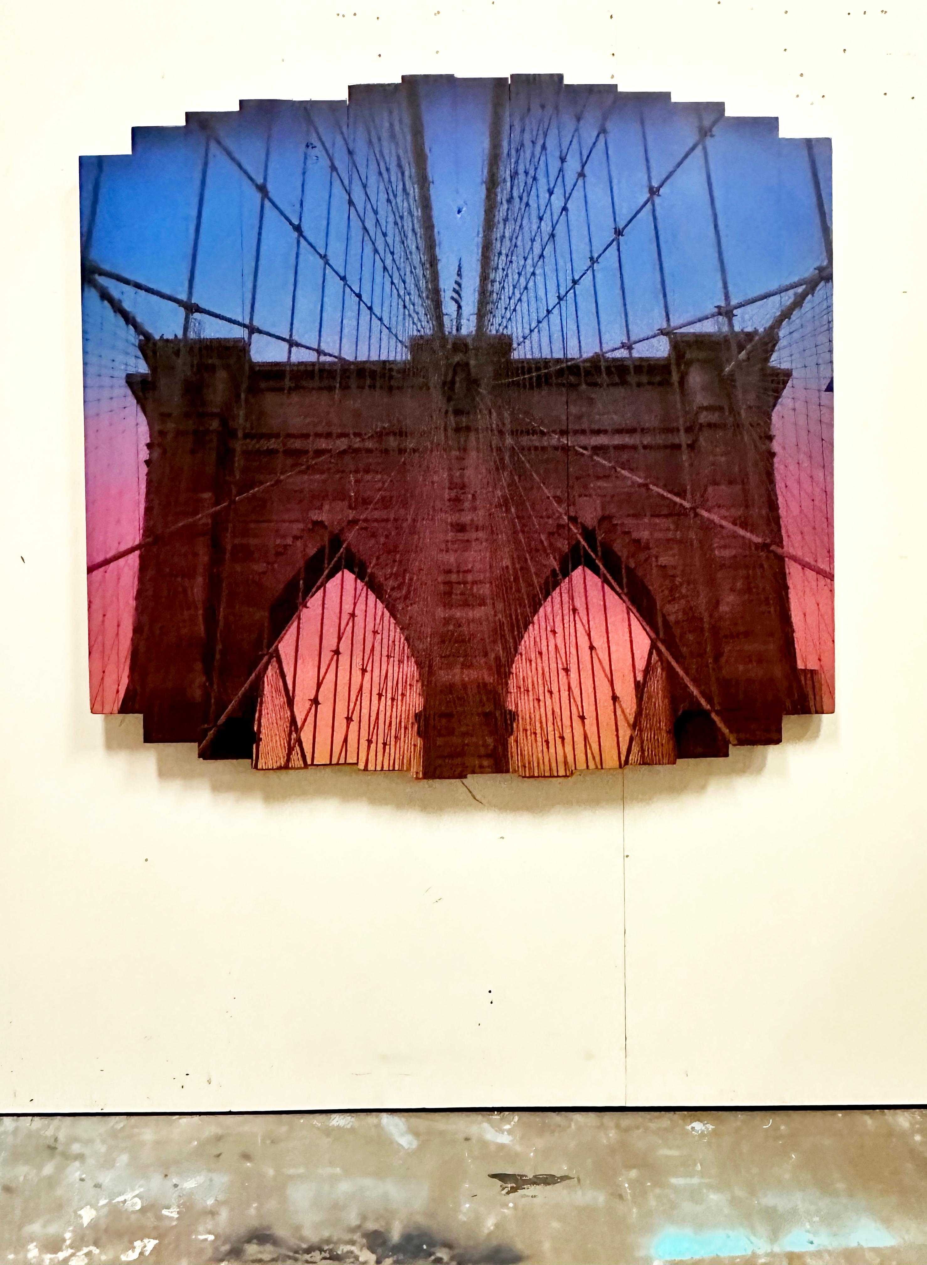 De vuelta al ritmo de Nueva York, colores pintados al atardecer, fotografía del puente de Brooklyn - Mixed Media Art Contemporáneo de Hugo Garcia-Urrutia