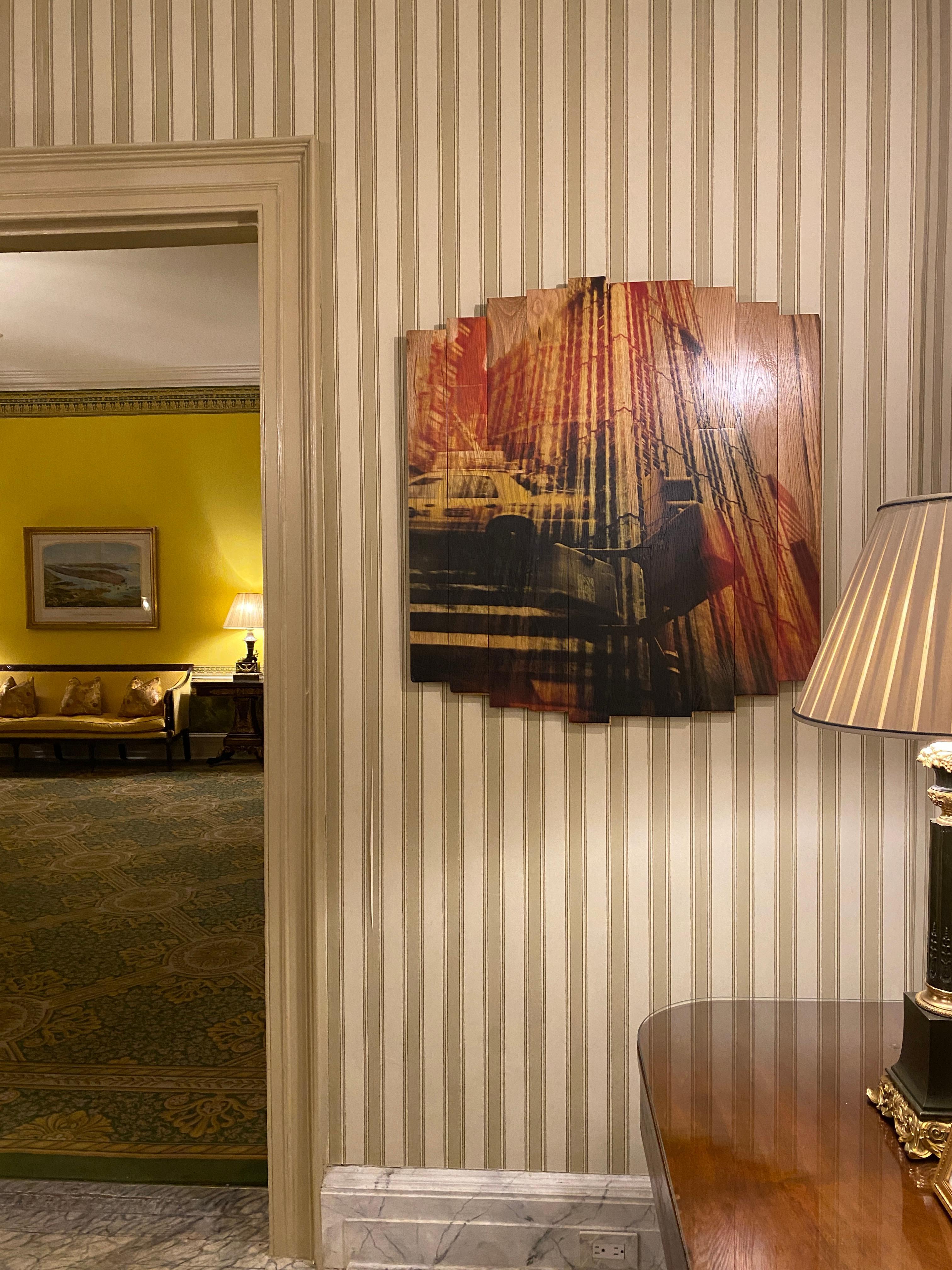 Rays of City Light, Kunstfotografie auf Ahornholz, gelb und orange NYC im Angebot 2