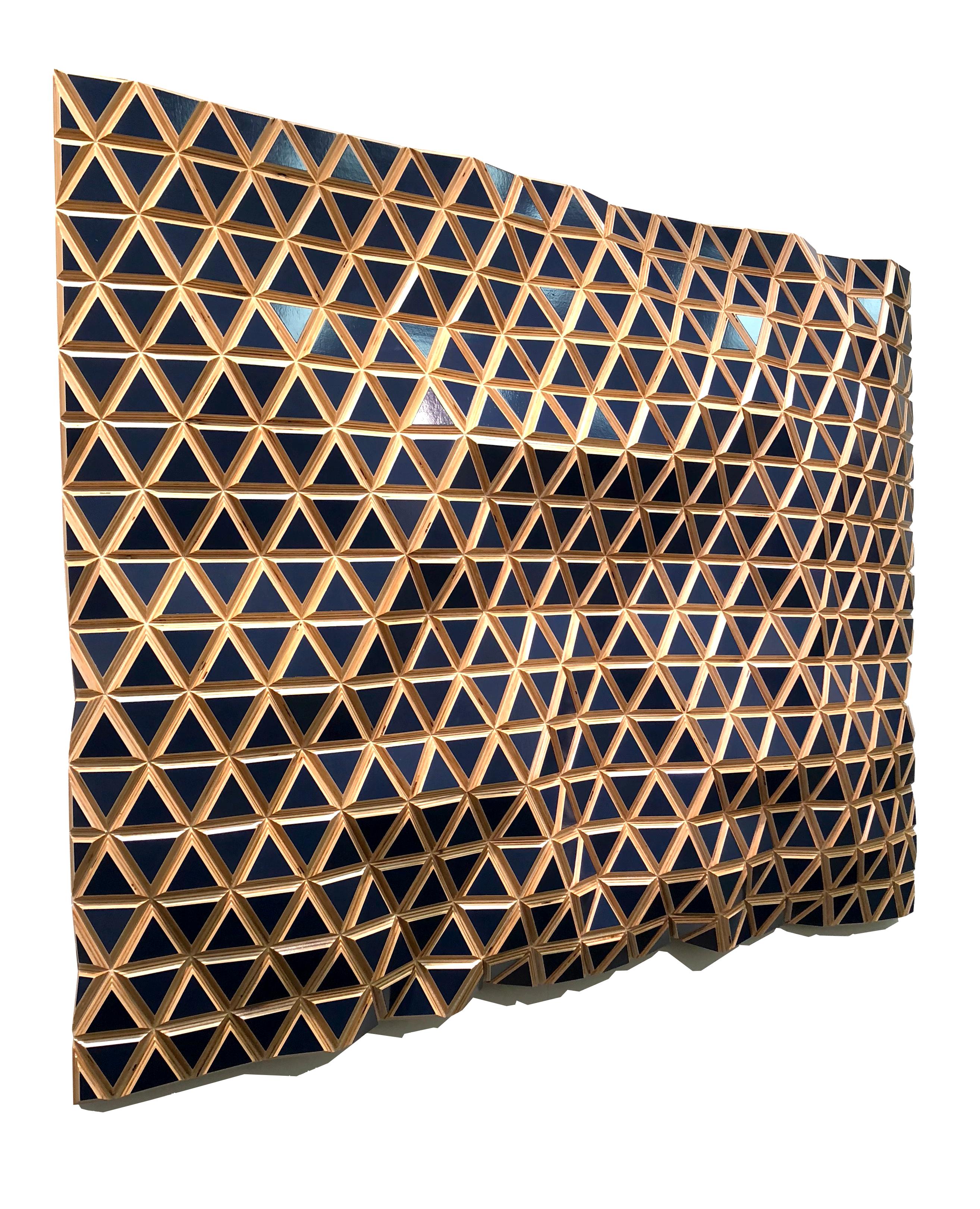 Flexible Leisten, skulpturale Wand aus lackiertem Holz mit blauem Mond, parametrisches Design