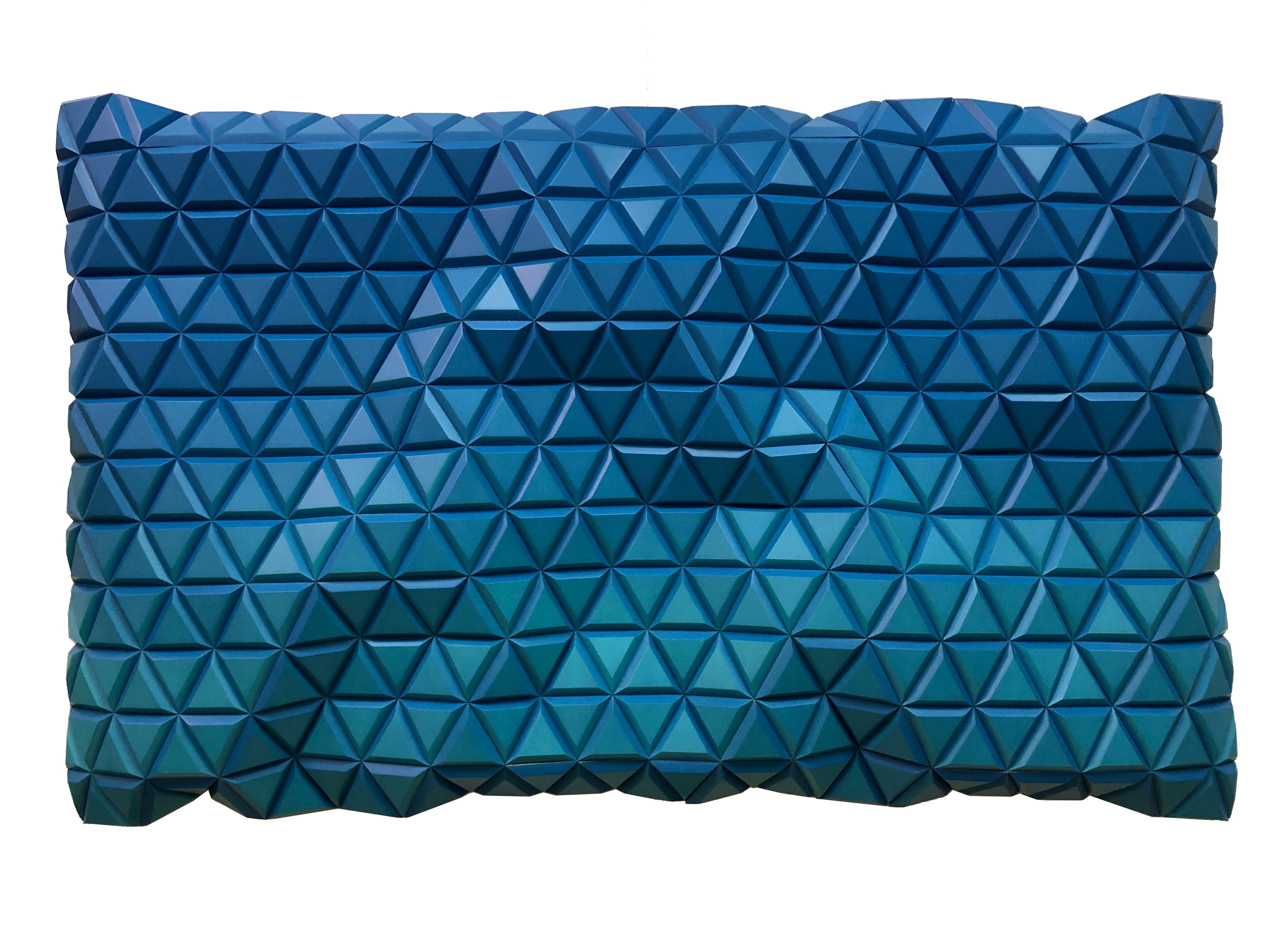 Morpho, tons bleus abstraits, sculpture murale moderne géométrique en bois sculpté - Painting de Hugo Garcia-Urrutia
