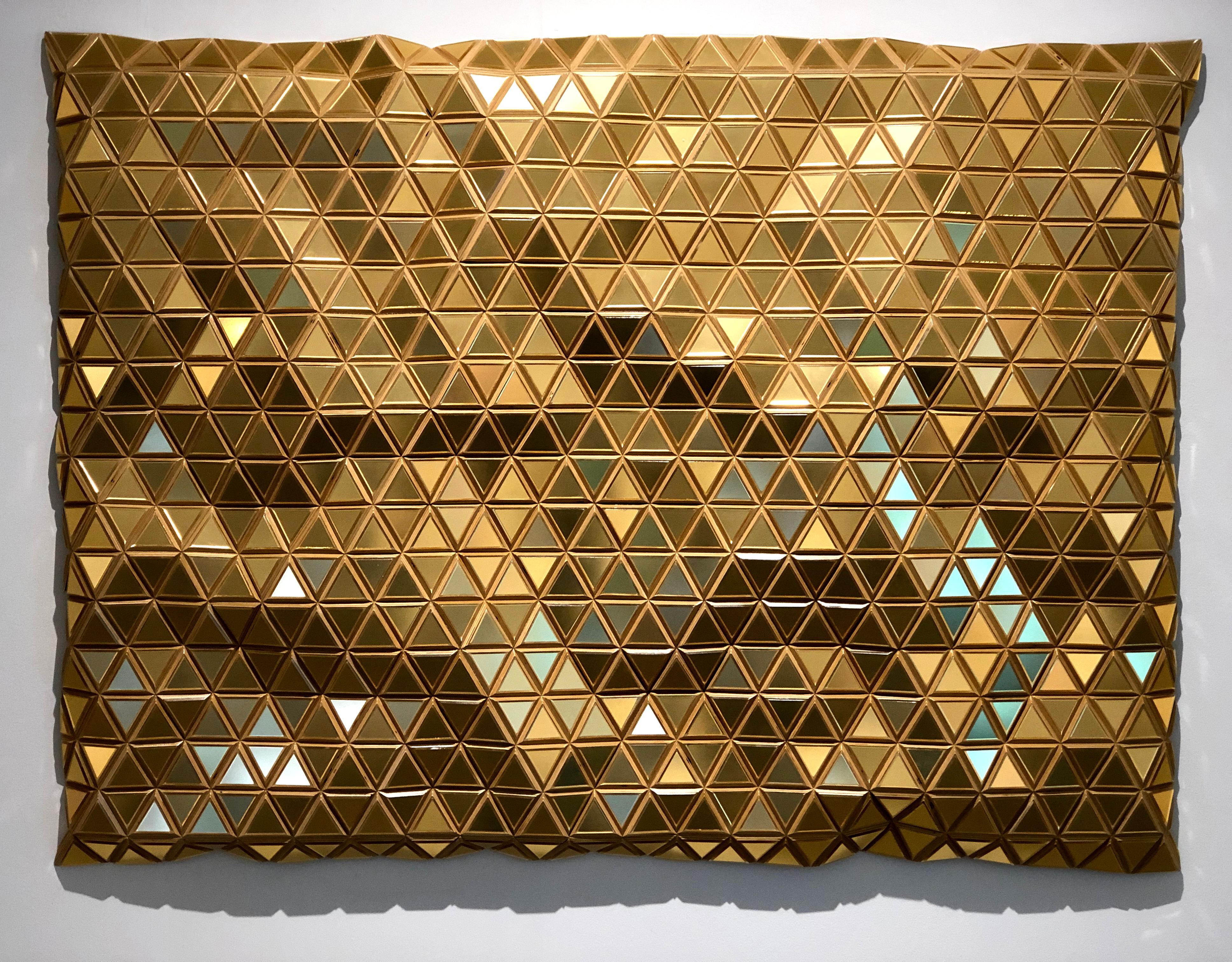 Golden Opportunity, Metallic-Holz geschnitzte moderne Wandskulptur, geometrisch  – Painting von Hugo Garcia-Urrutia