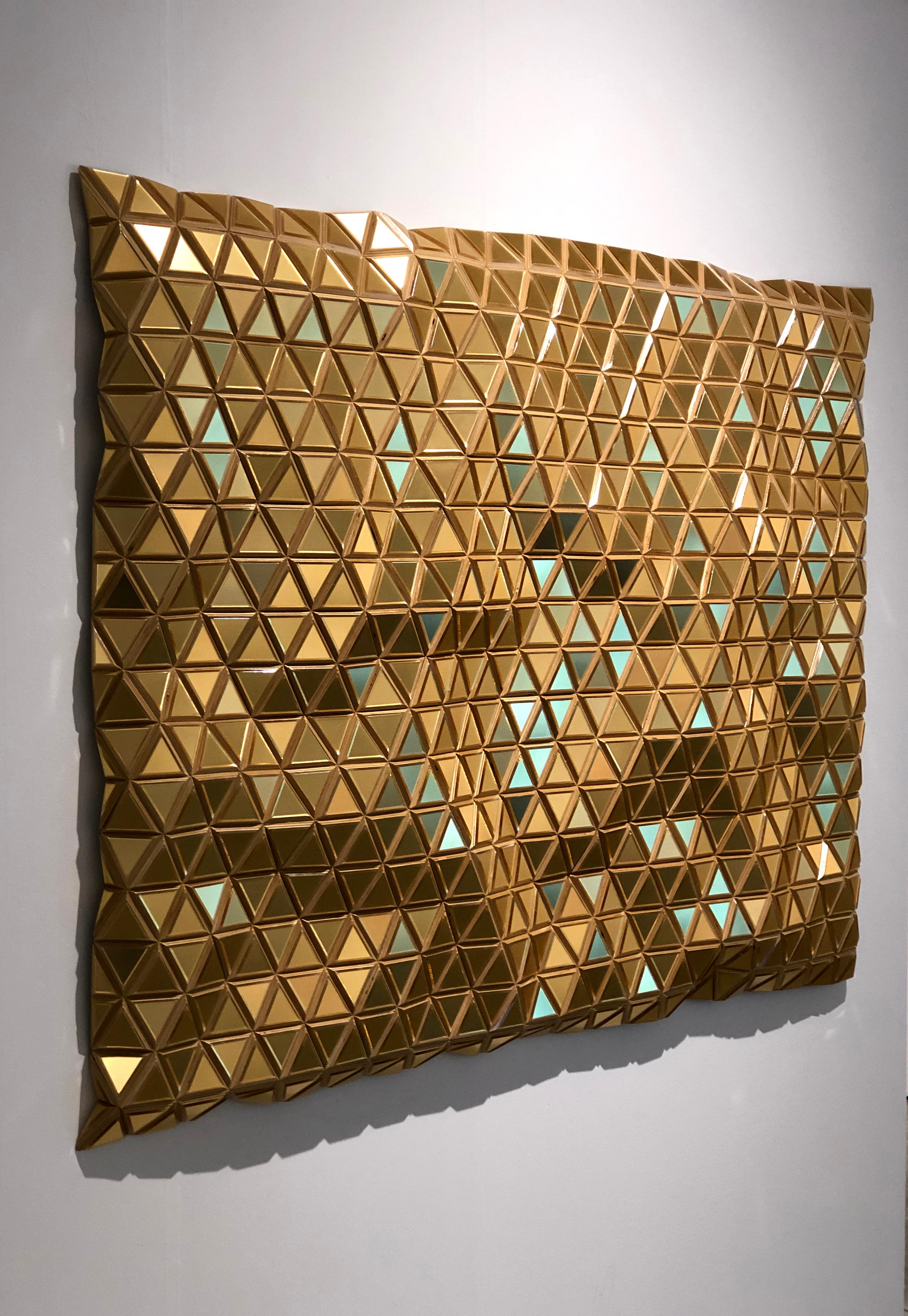 Golden Opportunity, Metallic-Holz geschnitzte moderne Wandskulptur, geometrisch  (Zeitgenössisch), Painting, von Hugo Garcia-Urrutia