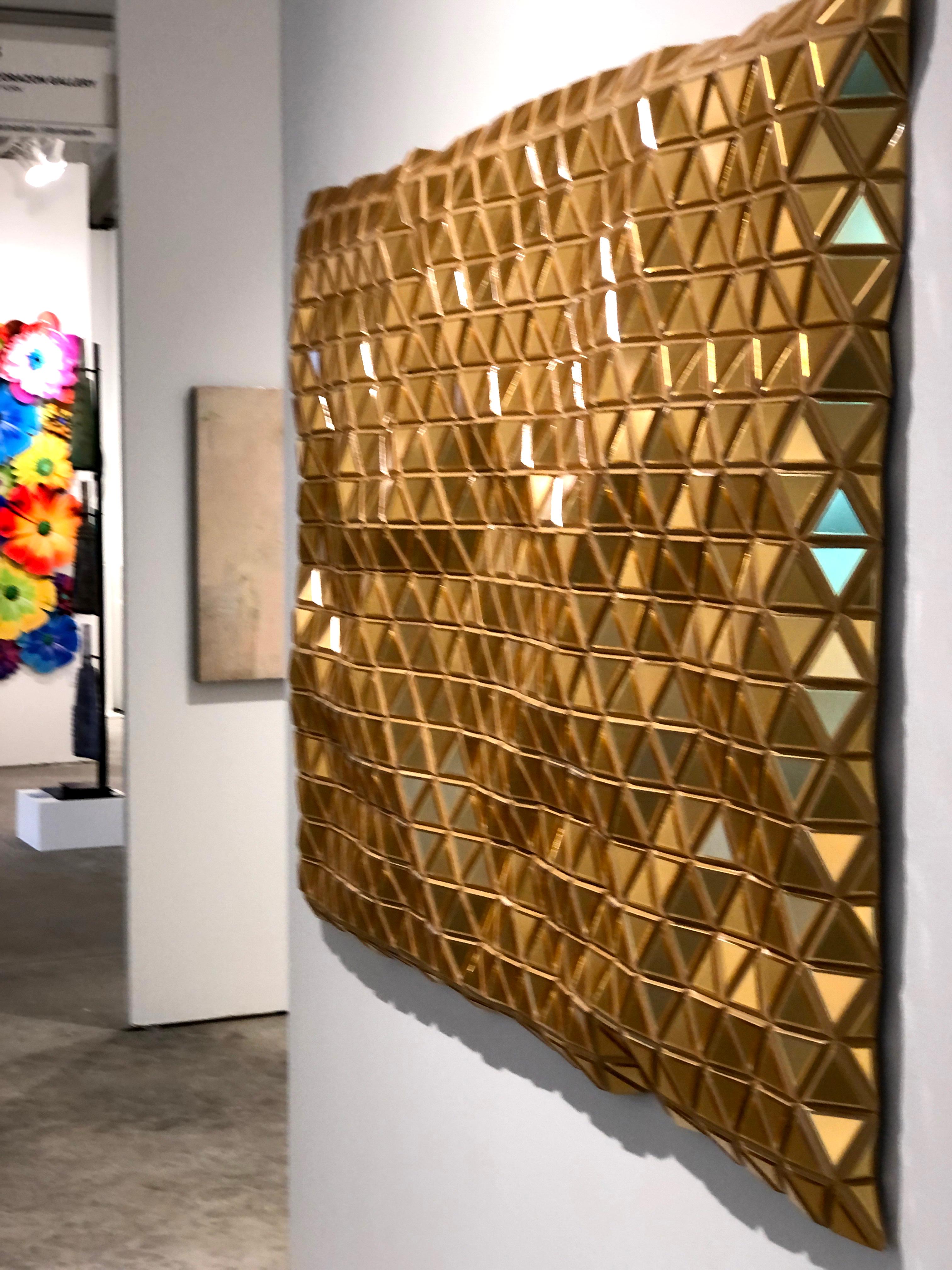 Golden Opportunity, Metallic-Holz geschnitzte moderne Wandskulptur, geometrisch  (Braun), Abstract Painting, von Hugo Garcia-Urrutia