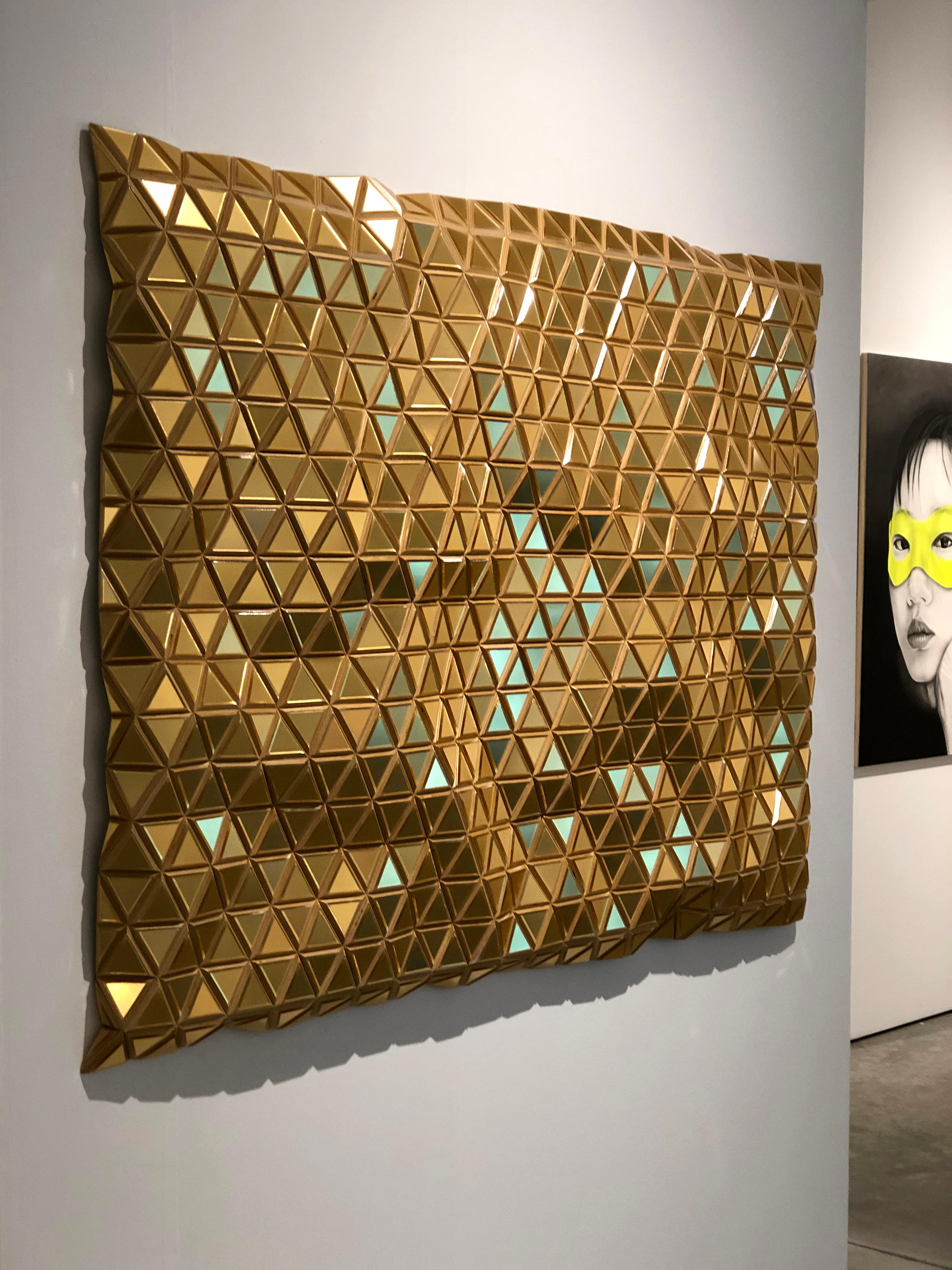 Golden Opportunity ist eine zeitgenössische und parametrische Wandskulptur. Dieses Werk aus Öllack und Acrylspiegel auf geschnitztem Ahornholz ist zeitgenössisch und skulptural. Jedes Stück ist handgefertigt und verleiht jedem Raum eine klare und