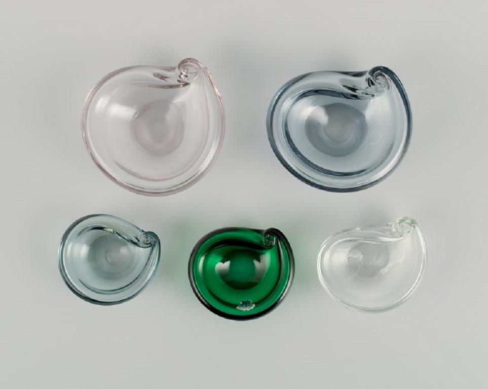 Hugo Gehlin for Gullaskruf, Sweden, five small art glass bowls.
Approx. 1960s.
Signed.
Sticker.
In excellent condition.
Dimensions small: L 9.1 x D 8.0 x H 3.0 cm.
Dimensions large: L 12.8 x D 11.0 x H 4.5 cm.


.