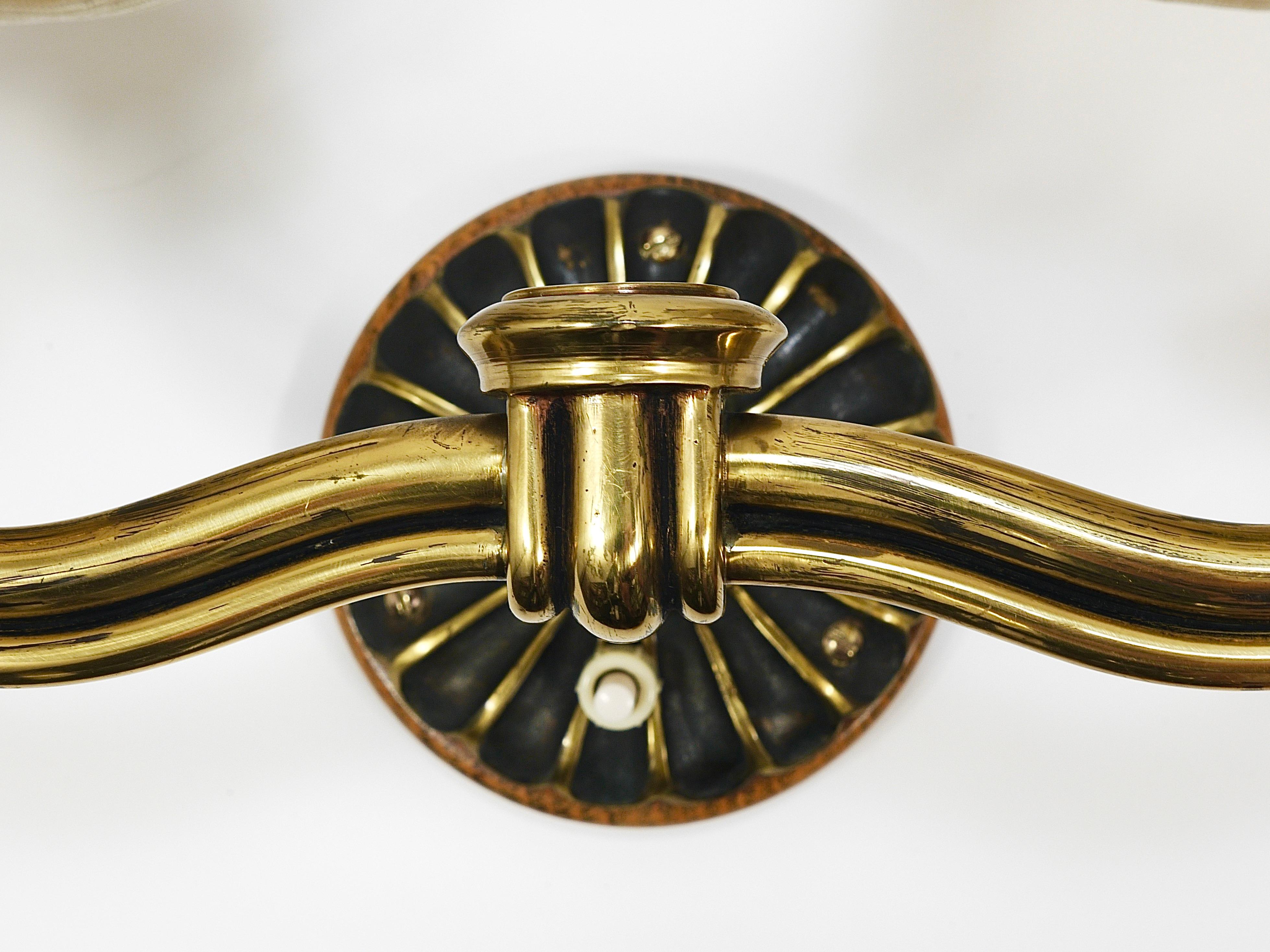 Paire d'appliques en laiton de style Modernity viennois, Autriche, années 1940 en vente 2