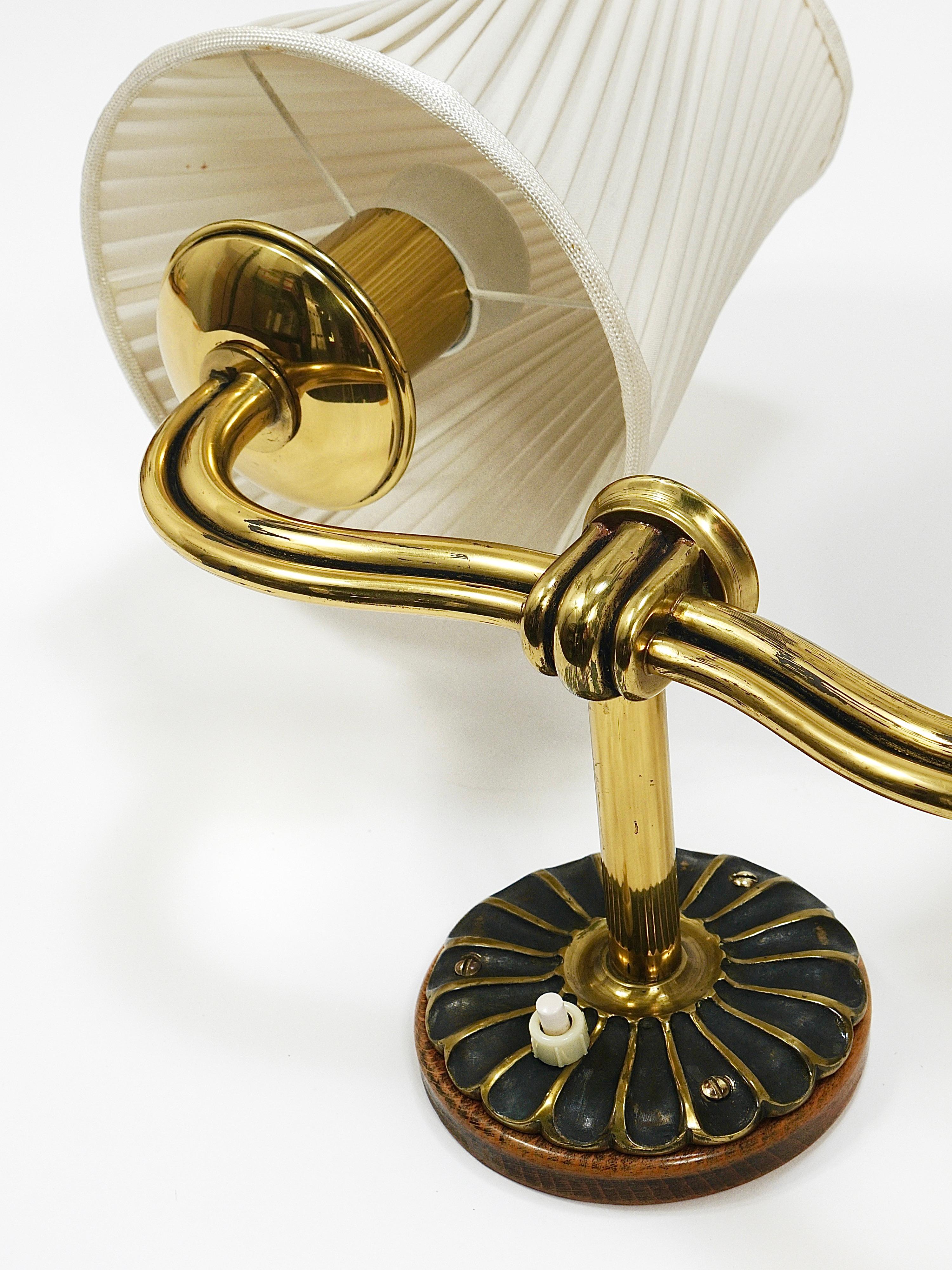 Paire d'appliques en laiton de style Modernity viennois, Autriche, années 1940 en vente 3