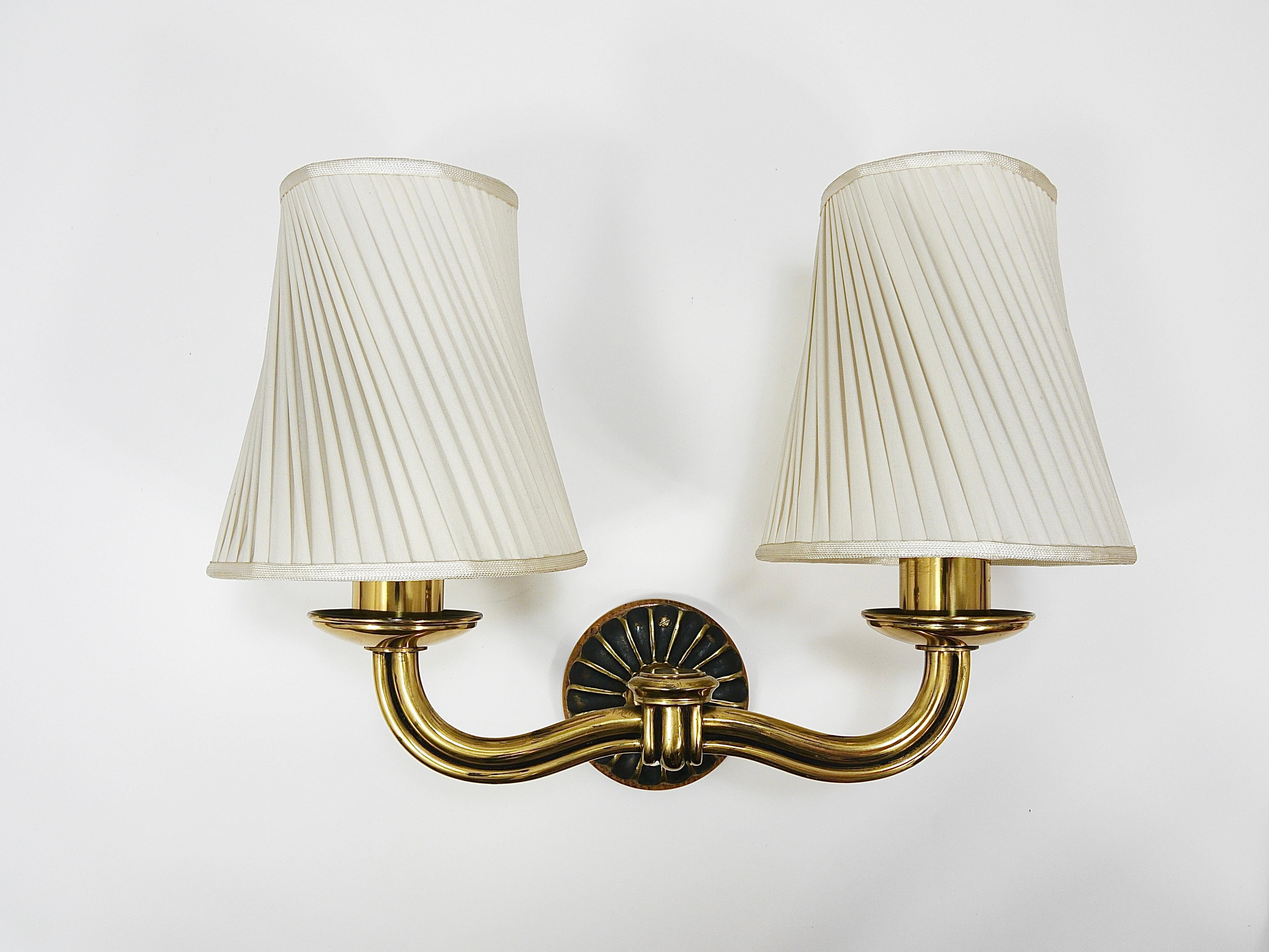 Cette exquise paire d'appliques à deux bras illustre l'élégance du modernisme viennois des années 1940, conçu par l'architecte Hugo Gorge dans les années 1930. (Nous avons deux lustres assortis en stock, voir les annonces LU1015240621712 et
