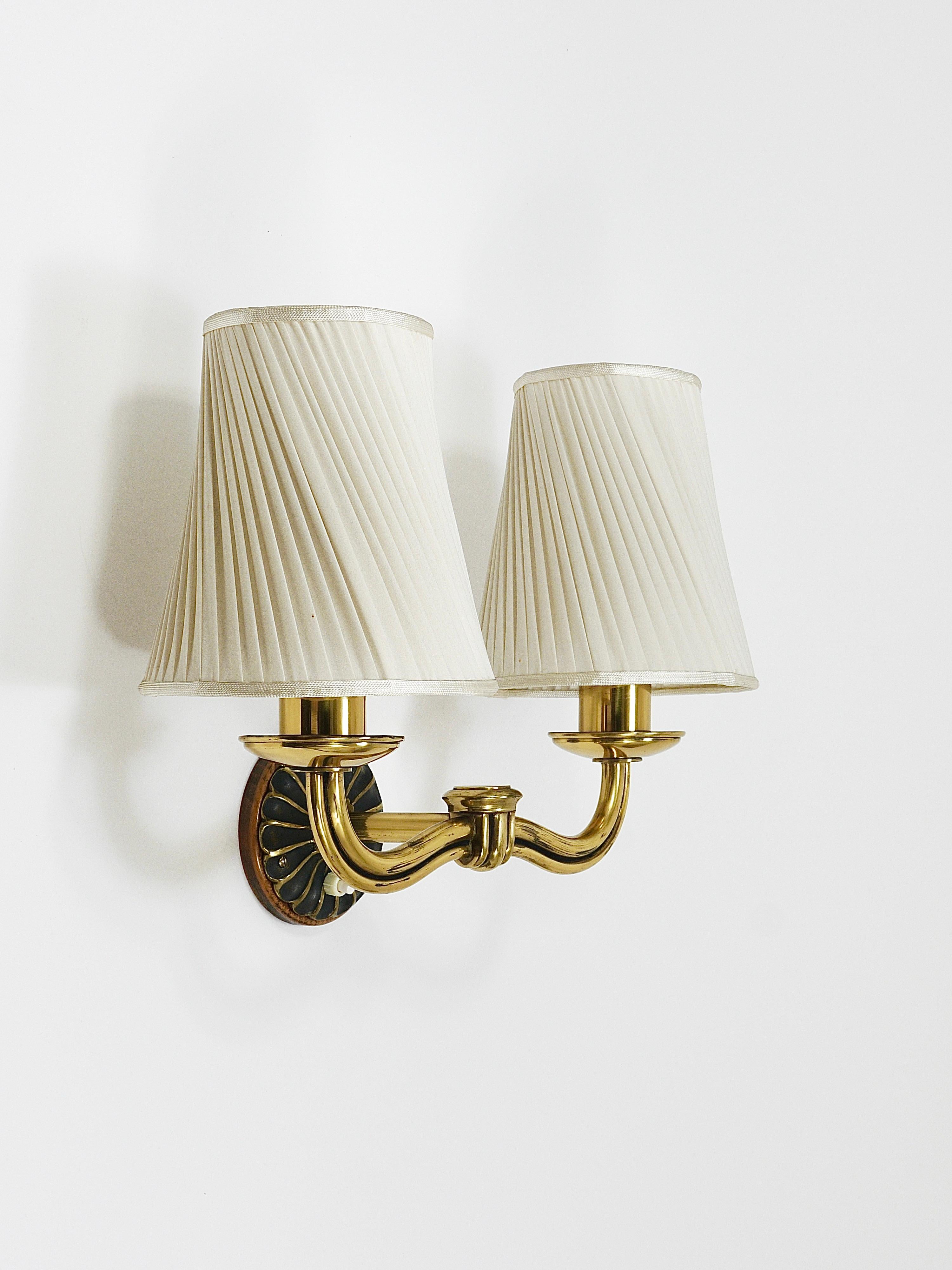 Mid-Century Modern Paire d'appliques en laiton de style Modernity viennois, Autriche, années 1940 en vente
