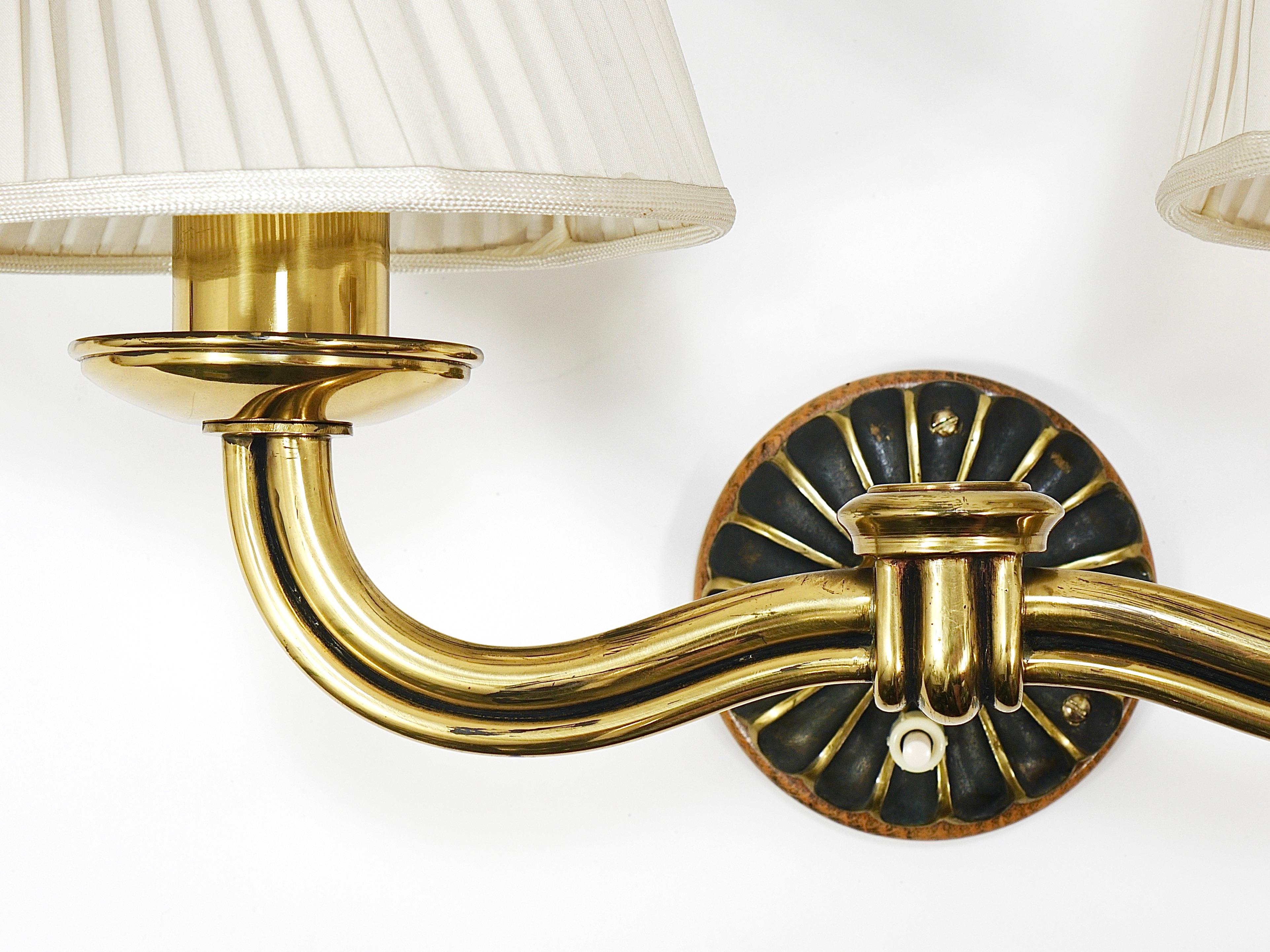 Autrichien Paire d'appliques en laiton de style Modernity viennois, Autriche, années 1940 en vente