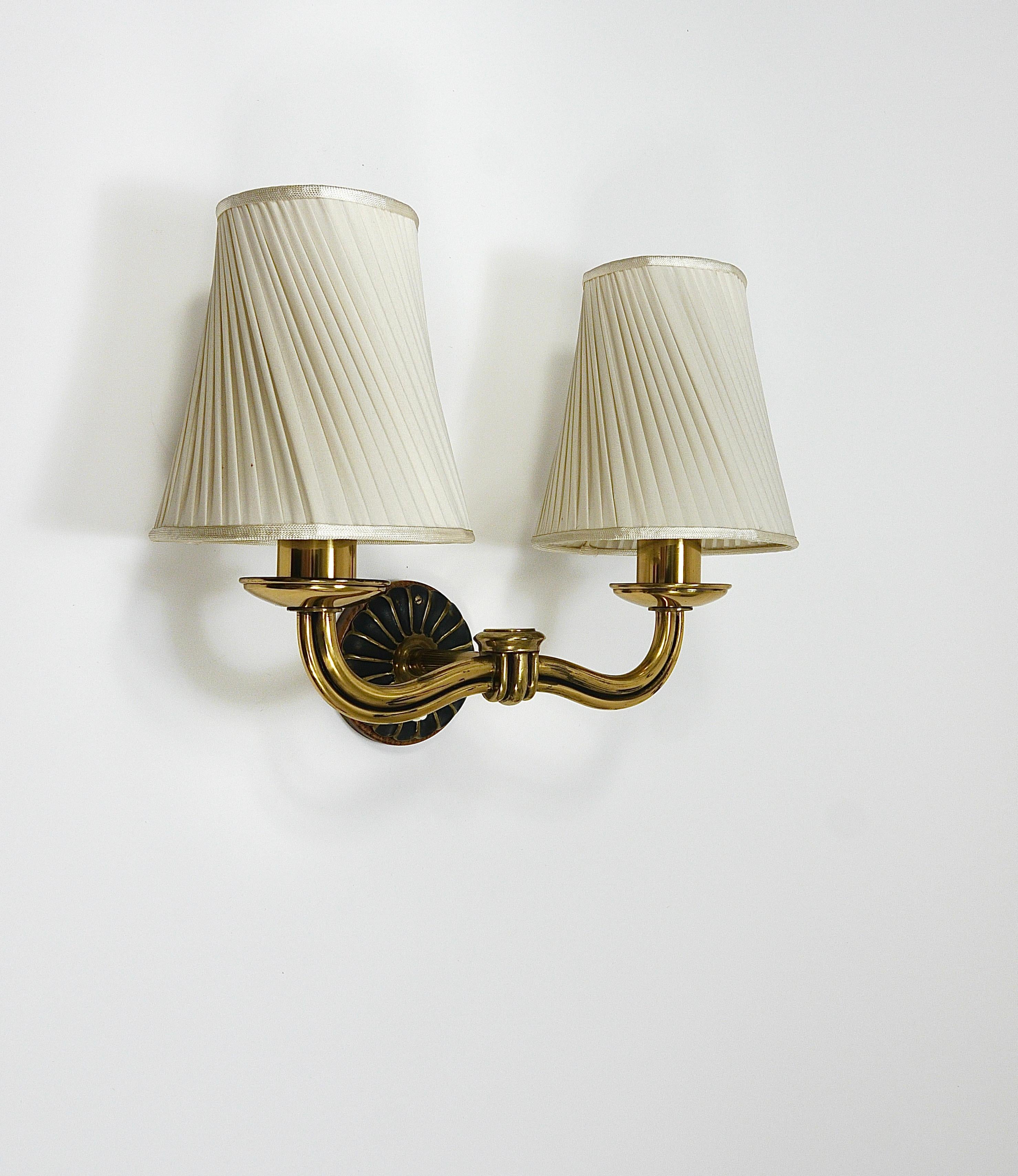 20ième siècle Paire d'appliques en laiton de style Modernity viennois, Autriche, années 1940 en vente