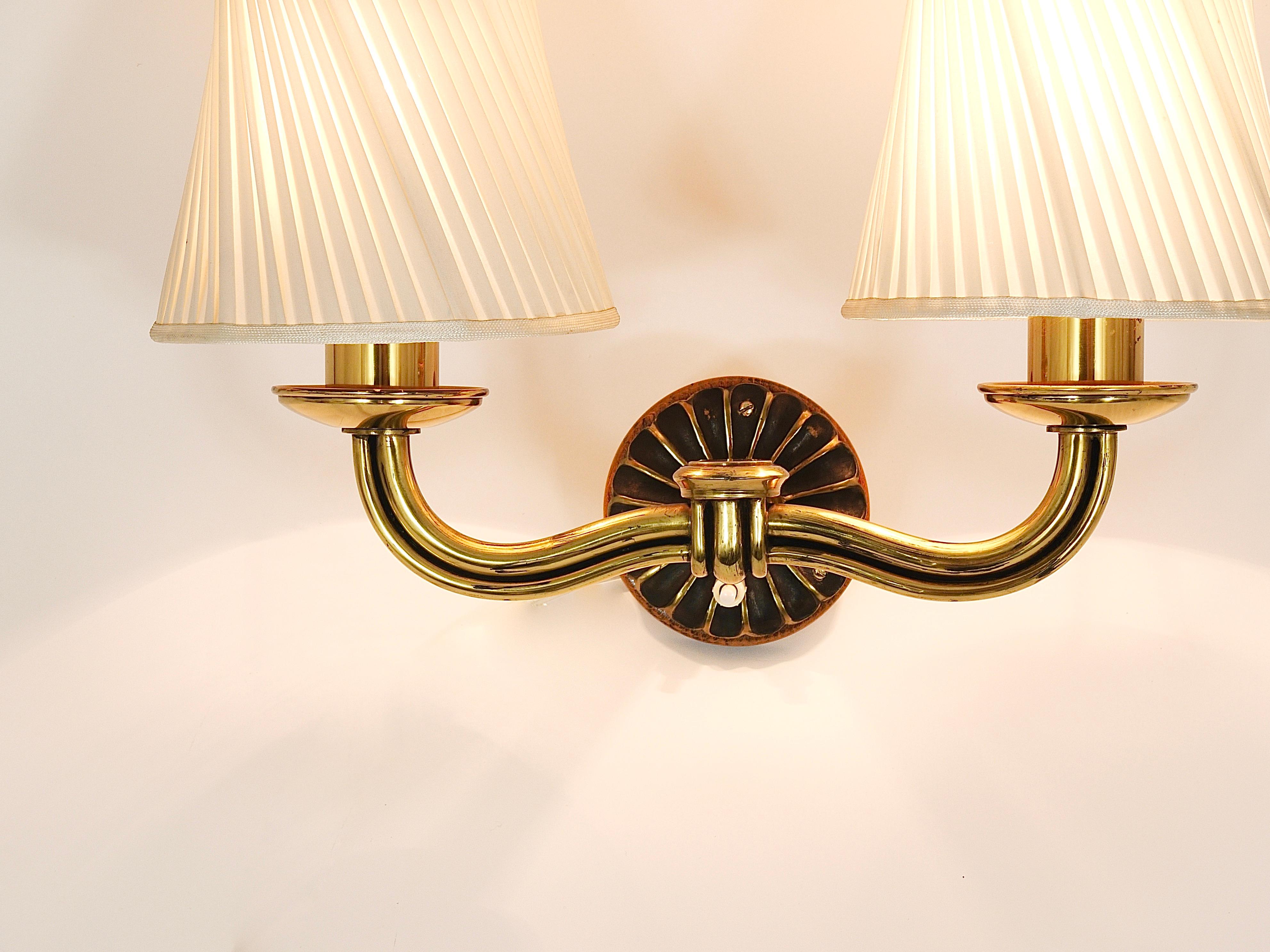 Bois Paire d'appliques en laiton de style Modernity viennois, Autriche, années 1940 en vente