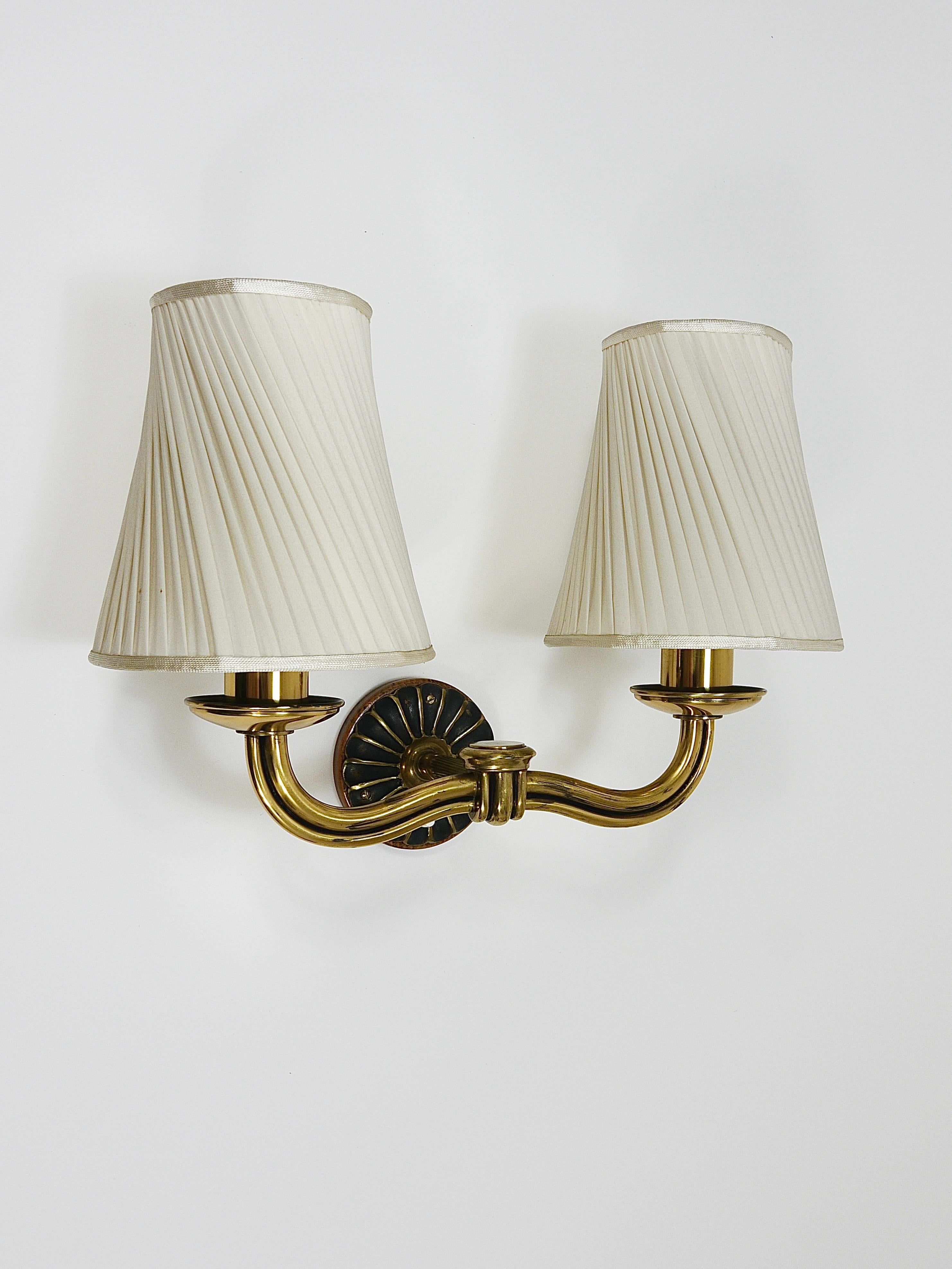 Paire d'appliques en laiton de style Modernity viennois, Autriche, années 1940 en vente 1