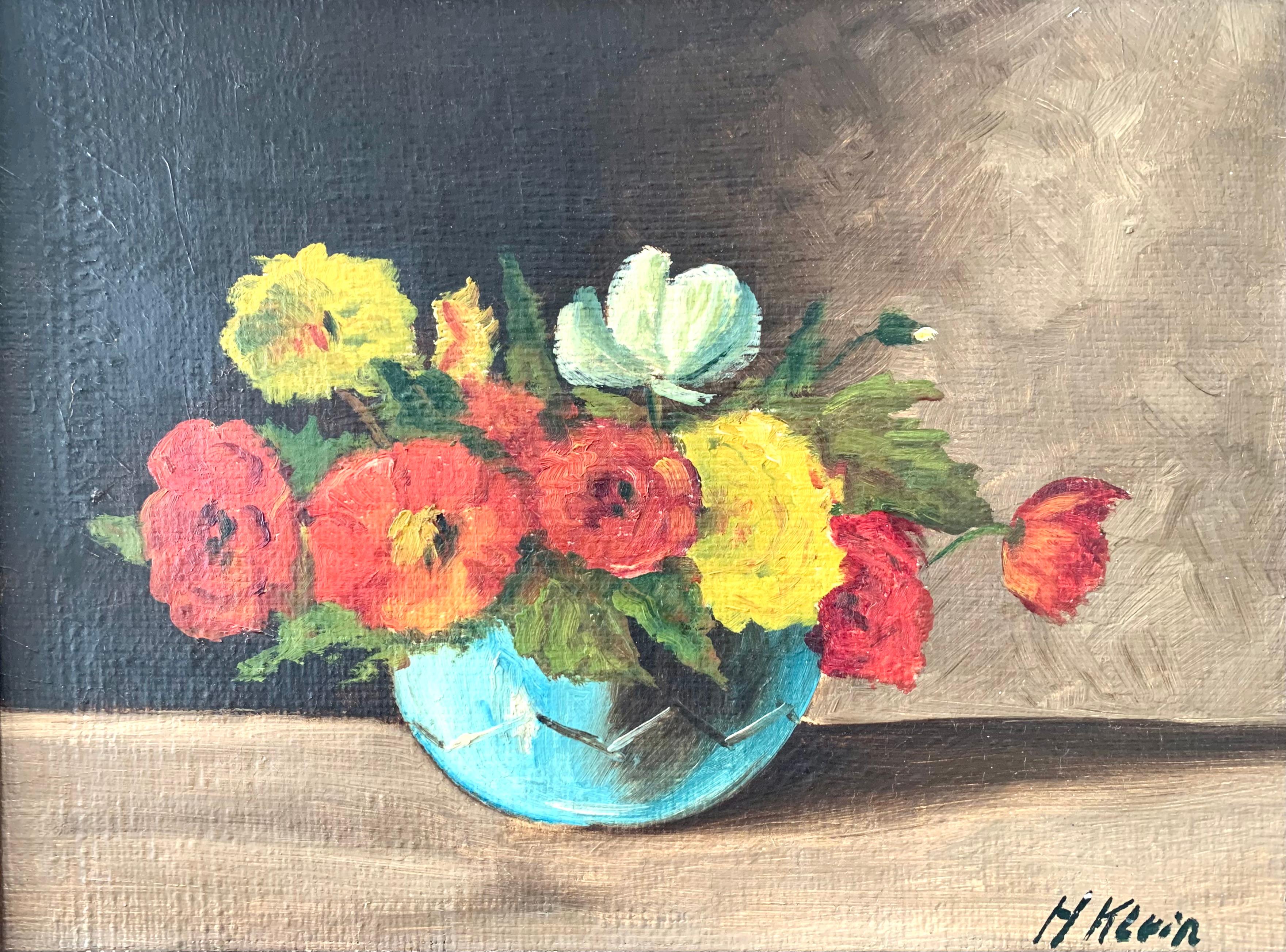 Bodegón antiguo original pintado al óleo sobre lienzo de un ramo de flores rojas, amarillas y una única flor blanca dispuestas en un jarrón azul. El cuadro es obra del pintor Hugo Klein (1873-1931). 

El fondo se mantiene en un tono marrón grisáceo