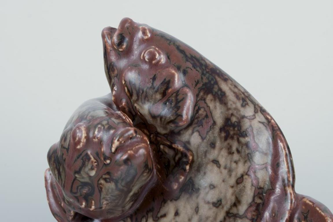 Scandinavo moderno Hugo Liisberg per Saxbo, Danimarca. Scultura in ceramica di due pesci. Sung An glass. in vendita