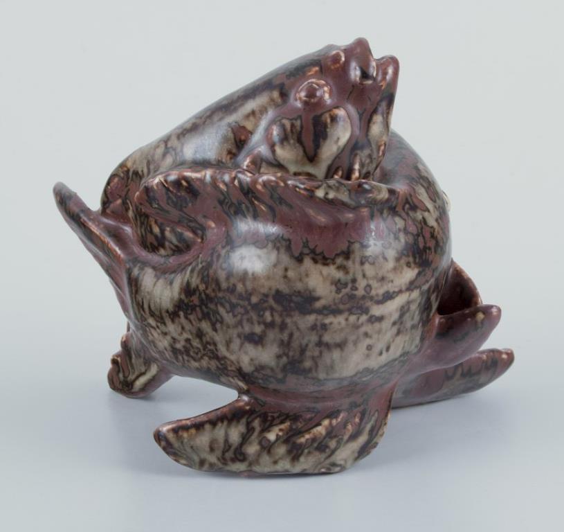 Smaltato Hugo Liisberg per Saxbo, Danimarca. Scultura in ceramica di due pesci. Sung An glass. in vendita