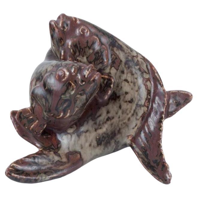 Hugo Liisberg per Saxbo, Danimarca. Scultura in ceramica di due pesci. Sung An glass.