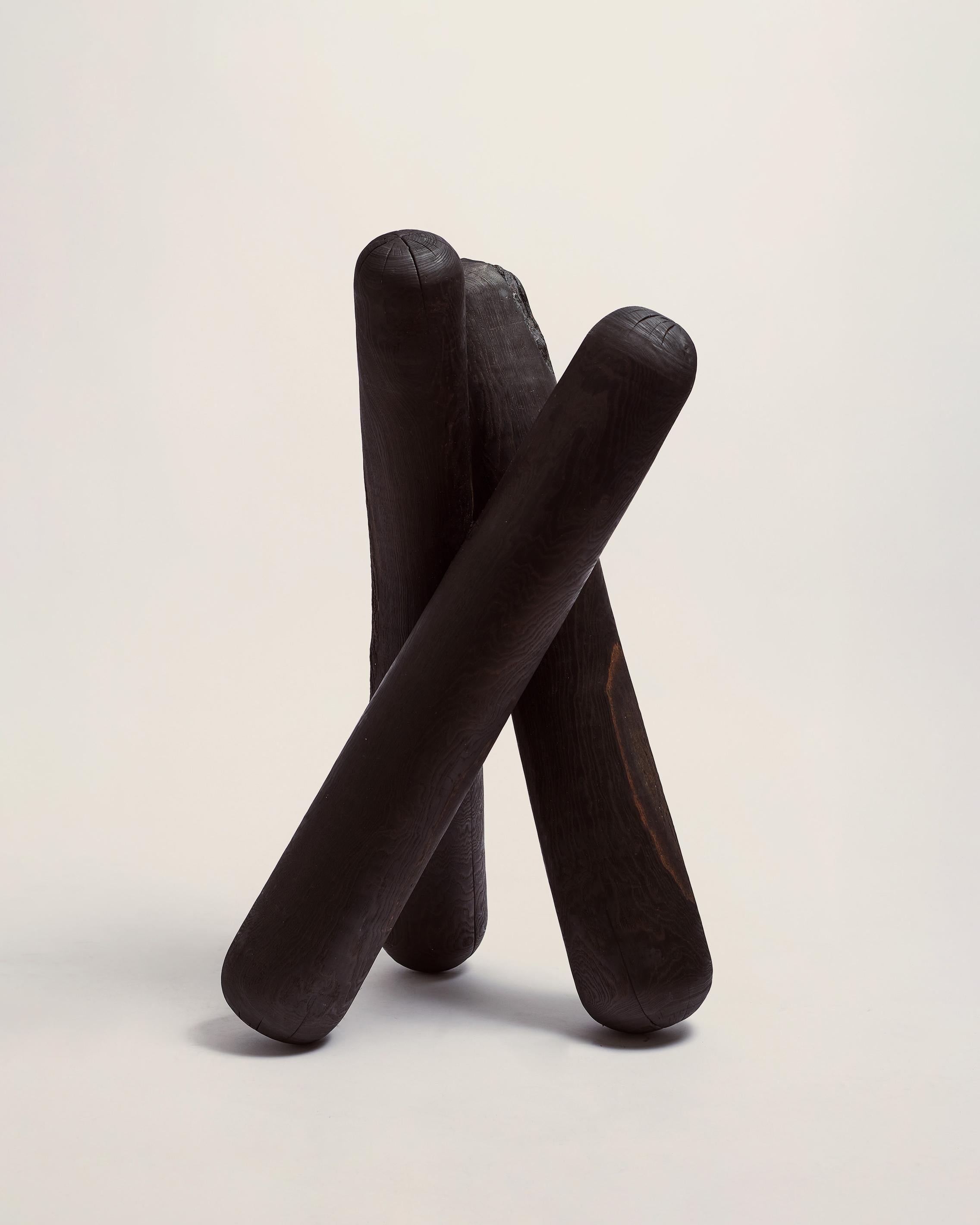 Hugo Mahieu Abstract Sculpture - Grande sculpture en bois brulé - geometric burned wood sculpture