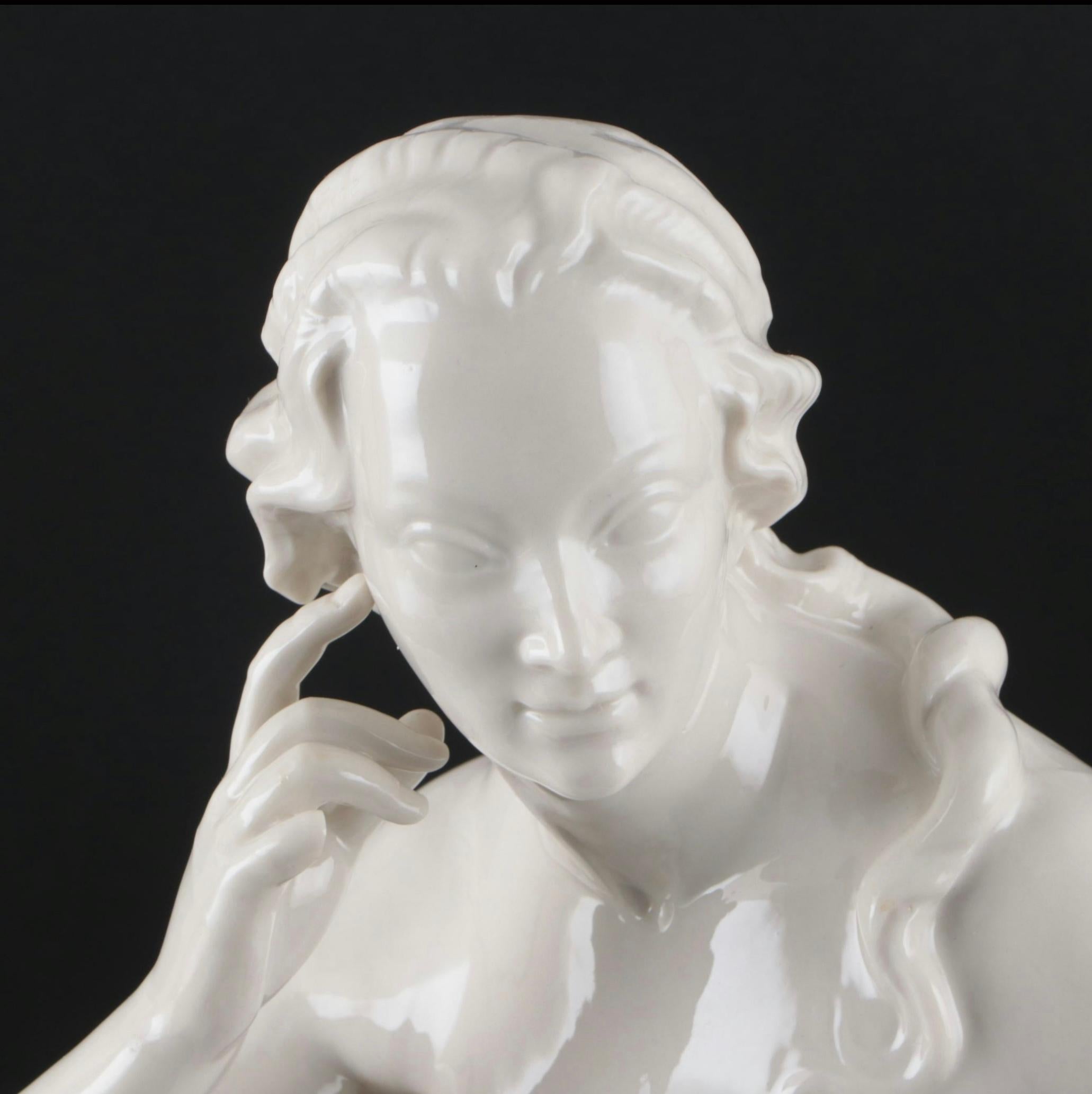 Una bellissima donna nuda in porcellana di Hugo Meisel (tedesco, 1887 - 1966) per Schwarzburger Werkstatten. La procelina smaltata è elegantemente scesa. 
 