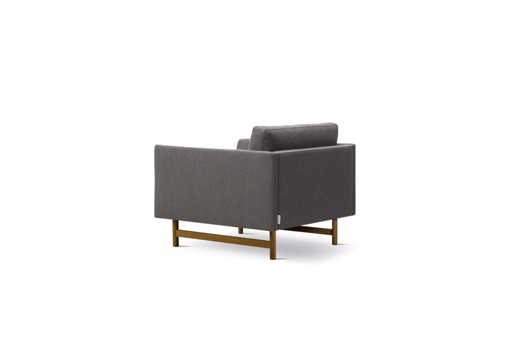 The Hugo Passos Calmo lounge chair 80 – Wood base chair boasts an elegant linear look, with a graceful curve inside each arm rest as a discrete signature detail. In this ideal addition to any living room scenario.