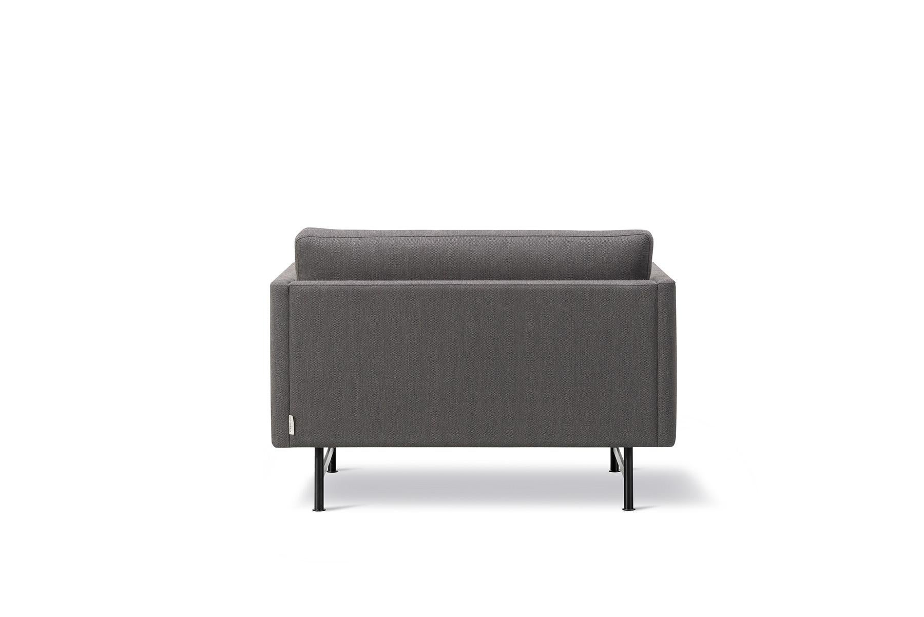 El sillón Hugo Passos Calmo 95 - Sillón con base de metal presenta un elegante aspecto lineal, con una graciosa curva en el interior de cada reposabrazos como discreto detalle característico. En este complemento ideal para cualquier salón.