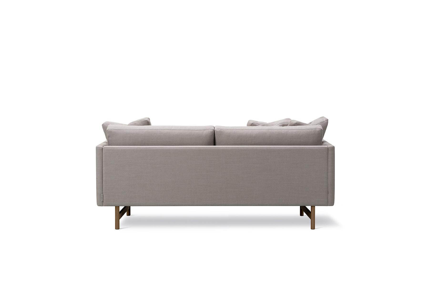 The Hugo Passos Calmo sofa 80 – 2-seater – Metal base sofa offers a roomy sense of cosiness, where straight lines converge with discrete curved details. Comfy cushions complete the picture in this understated expression of elegance.