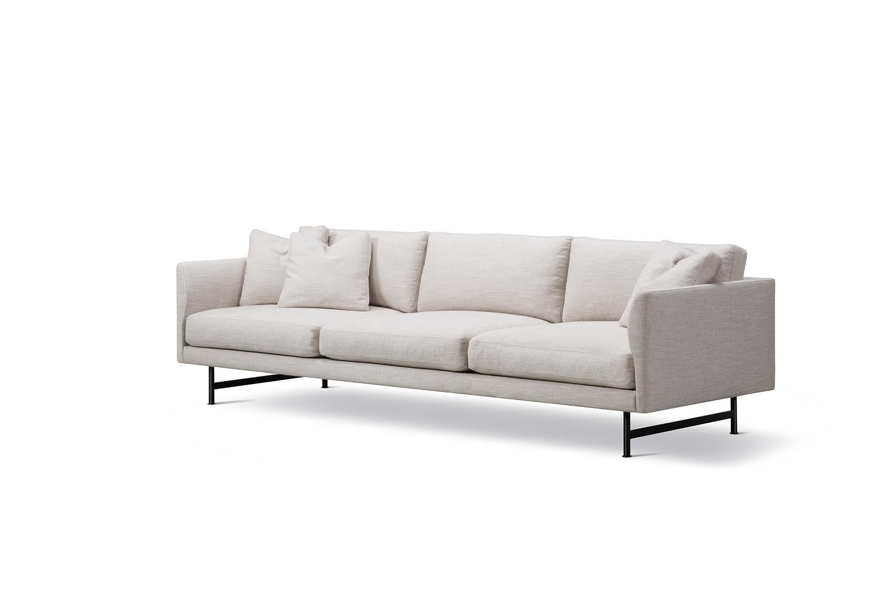 The look is simple and serene in this expansive Hugo Passos Calmo Sofa 80 – 3-seater, where straight lines converge with discrete curved details. Comfy cushions complete the picture in this understated expression of elegance.
