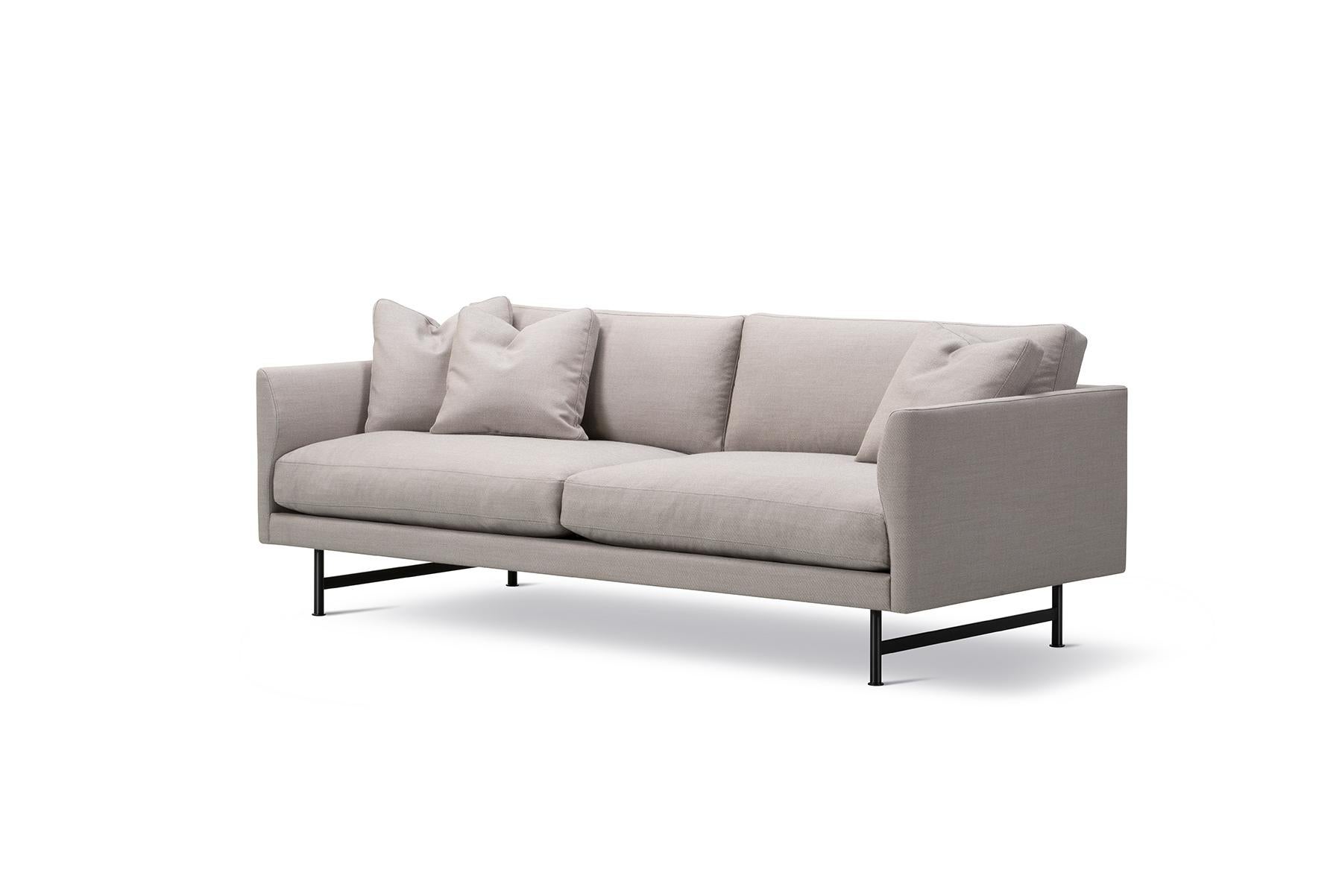 The Hugo Passos Calmo sofa 95 – 2-seater – Metal sofa offers a roomy sense of cosiness, where straight lines converge with discrete curved details. Comfy cushions complete the picture in this understated expression of elegance.