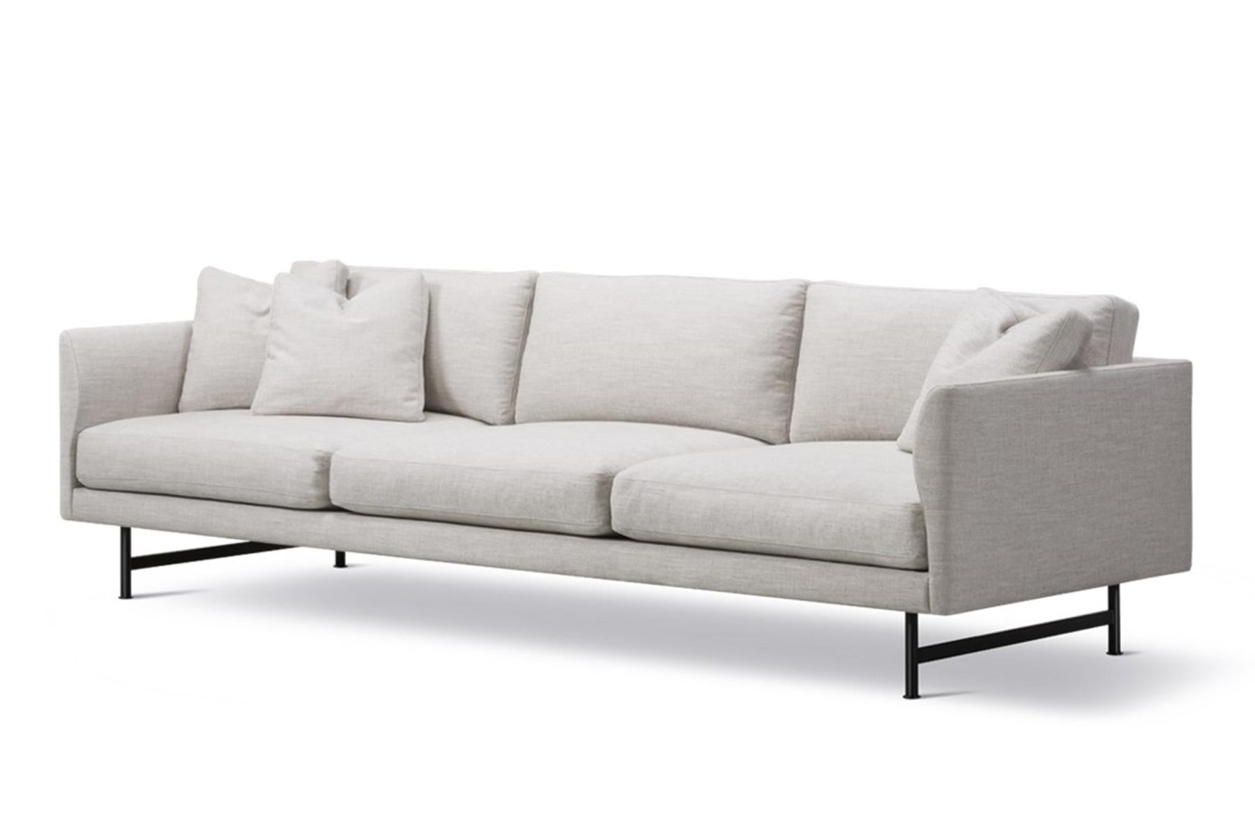 Hugo Passos Calmo sofa 95 – 3-seater – Metal base is simple and serene in this expansive 3-seater Calmo sofa, where straight lines converge with discrete curved details. Comfy cushions complete the picture in this understated expression of elegance.