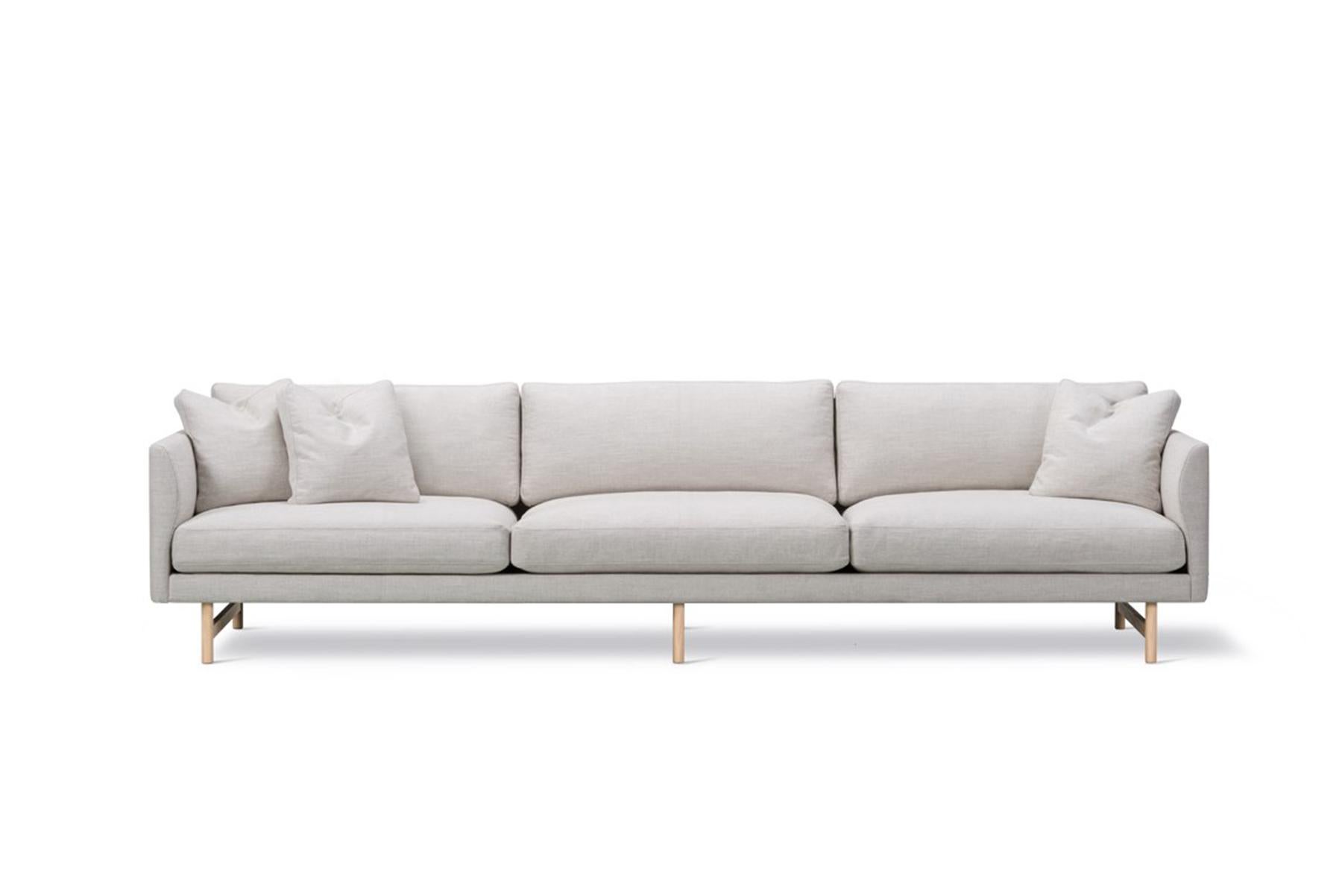 Hugo Passos Calmo sofa 95 – 3-seater – Wood base is simple and serene in this expansive 3-seater Calmo sofa, where straight lines converge with discrete curved details. Comfy cushions complete the picture in this understated expression of elegance.