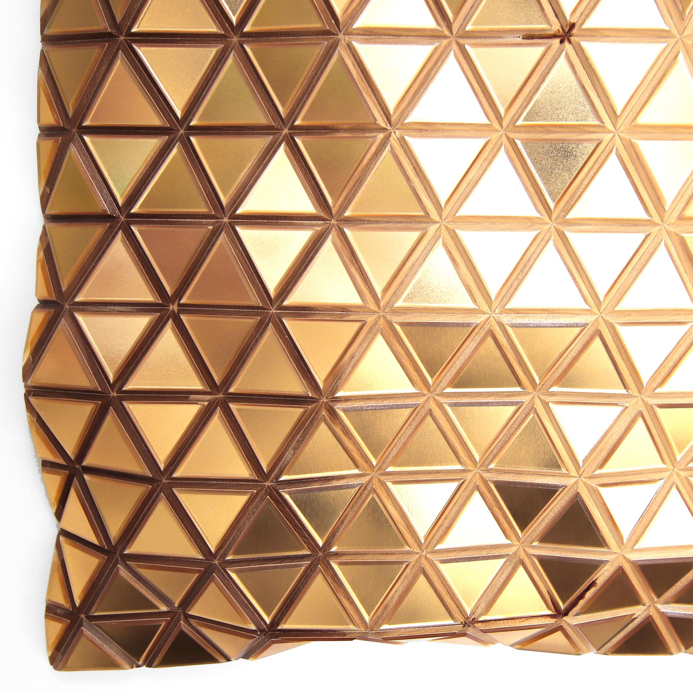 El Dorado - Obra de Arte Escultórica Geométrica Abstracta de Madera Pintada de Dorado en venta 2