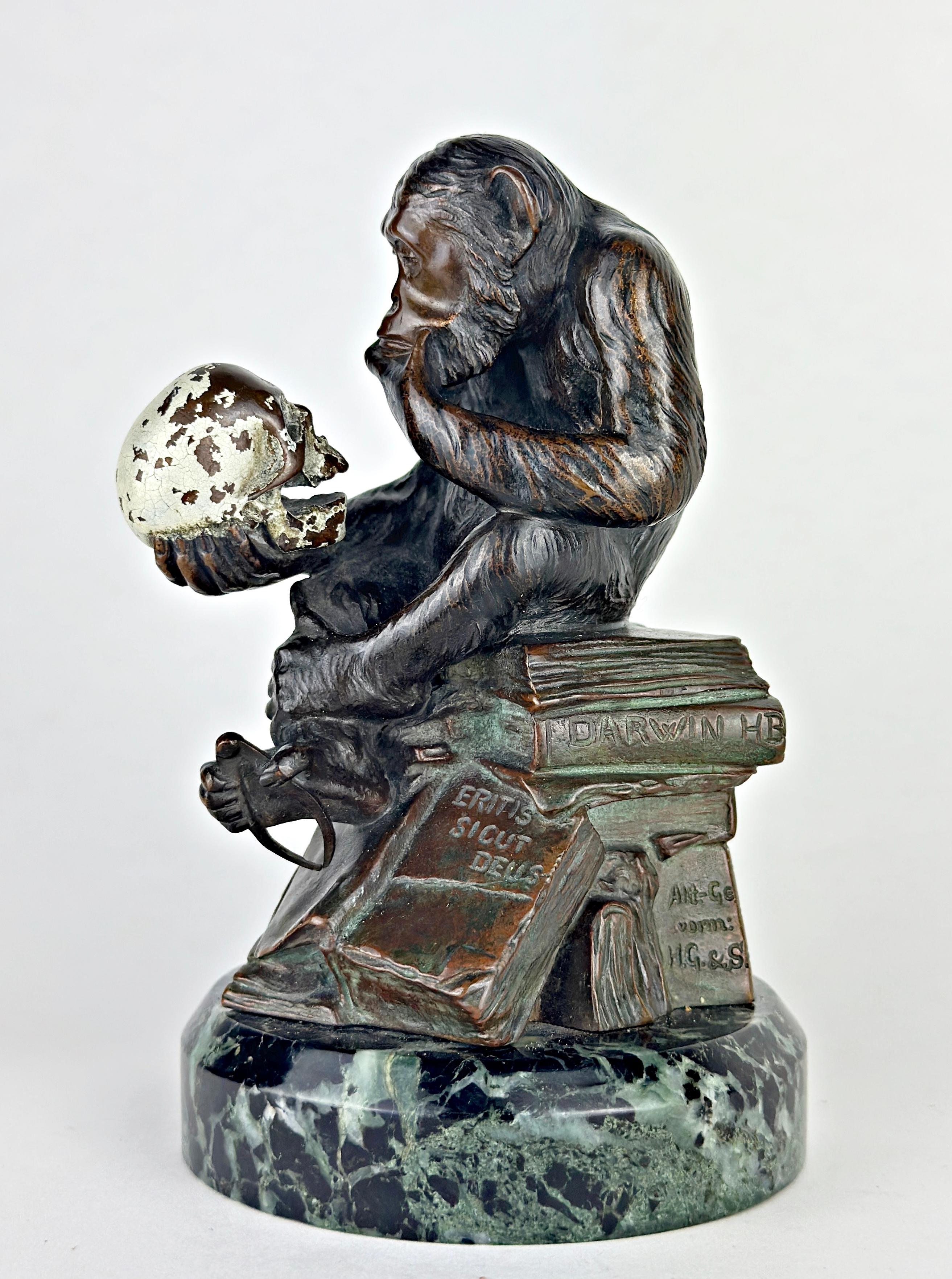 Figurative Sculpture di Hugo Wolfgang Reinhold - Scimmia con teschio, circa 1900,  Bronzo, firmato