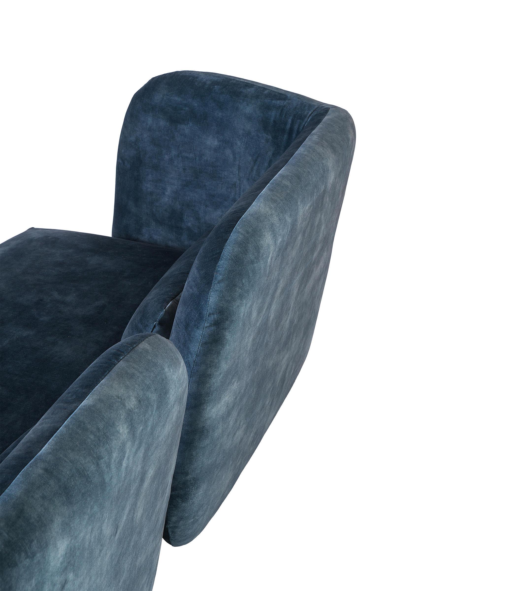 Hugs Sculptural Small Sofa In Deep Chocolate Velvet (Handgefertigt) im Angebot