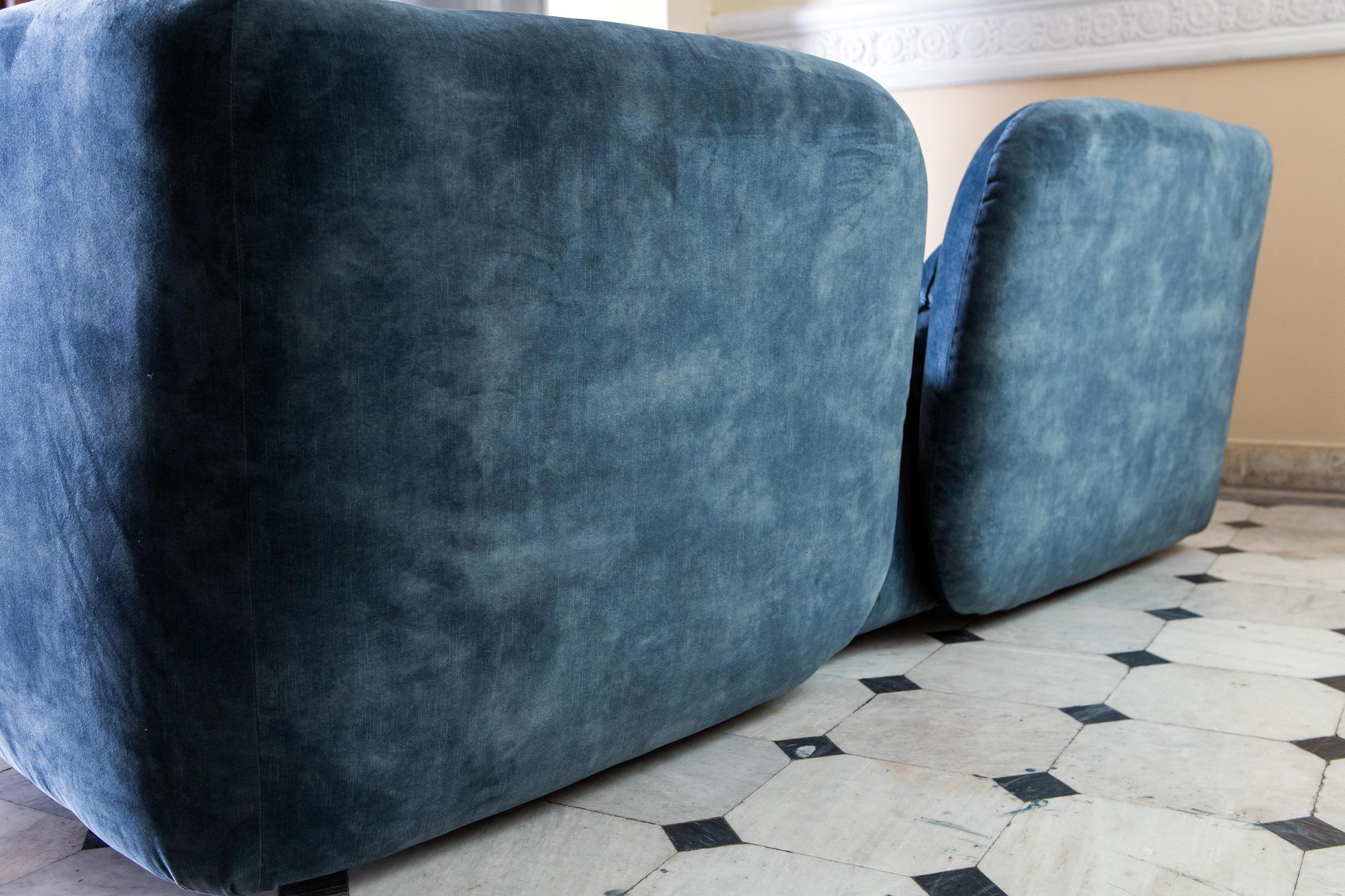 Hugs Sculptural Small Sofa In Deep Chocolate Velvet im Zustand „Neu“ im Angebot in NEW YORK, NY