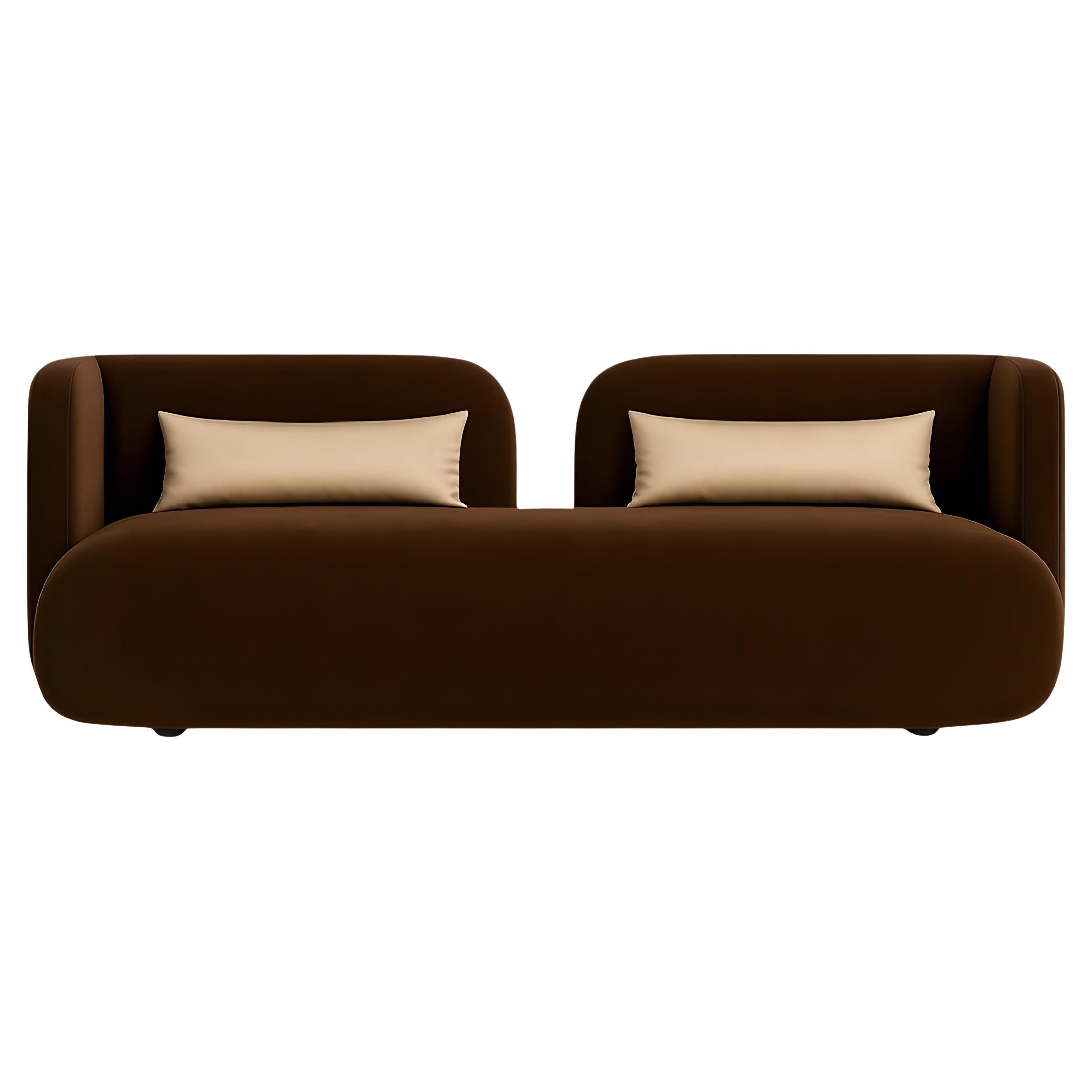 Divano piccolo scultoreo Hugs in velluto color cioccolato profondo