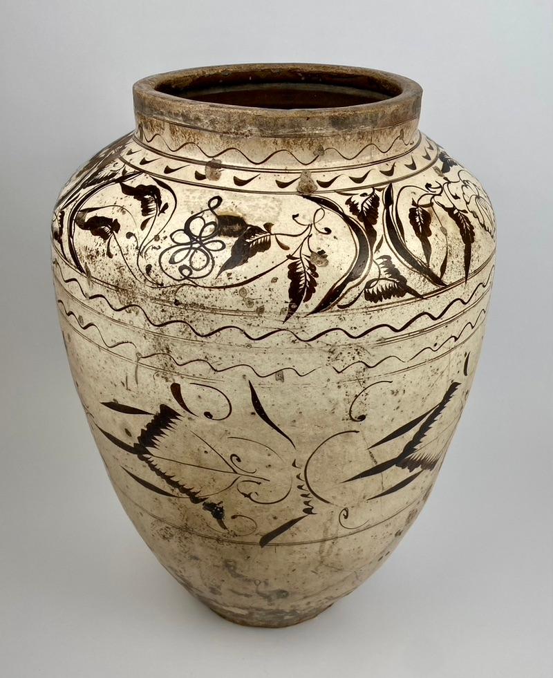 A Ming Cizhou jar, 16th.Century
Pottery with floral motifs.
