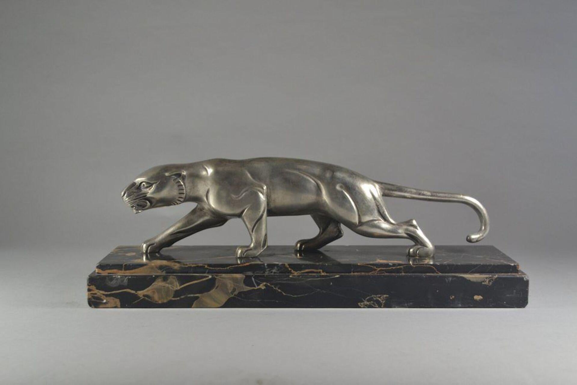 Signed art deco silver plated bronze stylized panther on portoro marble base.
Signed and stamped in the bronze right leg.
Excellent condition.
French. Circa 1930.