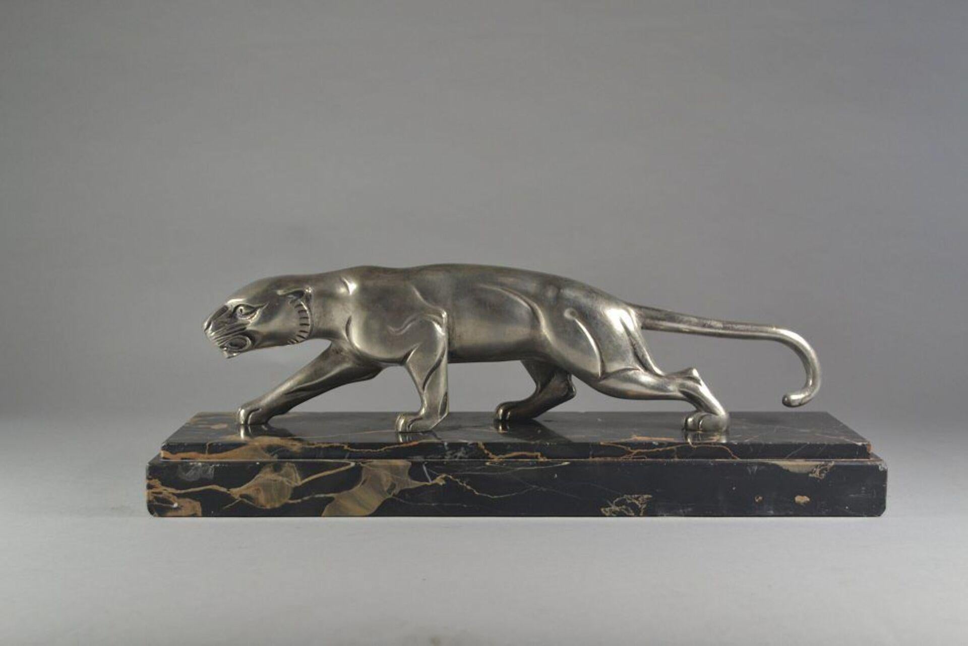 Panthère stylisée en bronze argenté signée art déco sur socle en marbre portoro.
Signé et tamponné dans le bronze de la jambe droite.
Excellent état.
Français. Circa 1930.