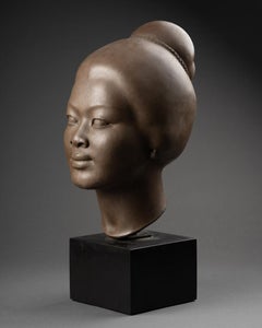 Hugues Bacquet: "Busto dell'Asia meridionale" - Terracotta con patina verde originale, 1950/70 circa