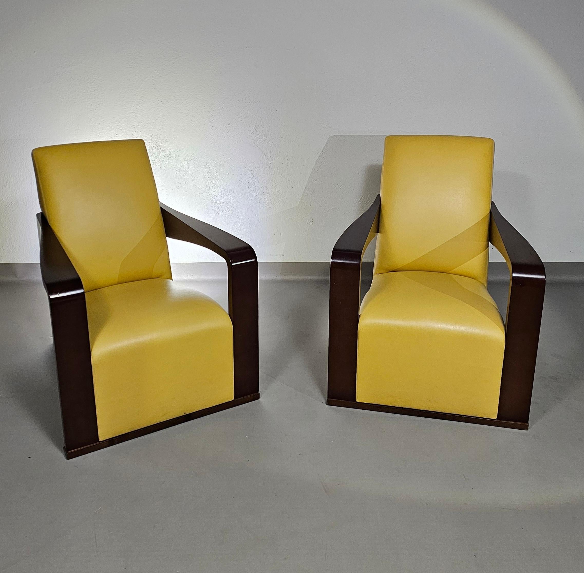Hugues Chevalier Beautiful condition / Set 0f 2 Ying armchair / leather In Good Condition For Sale In WEERT, NL