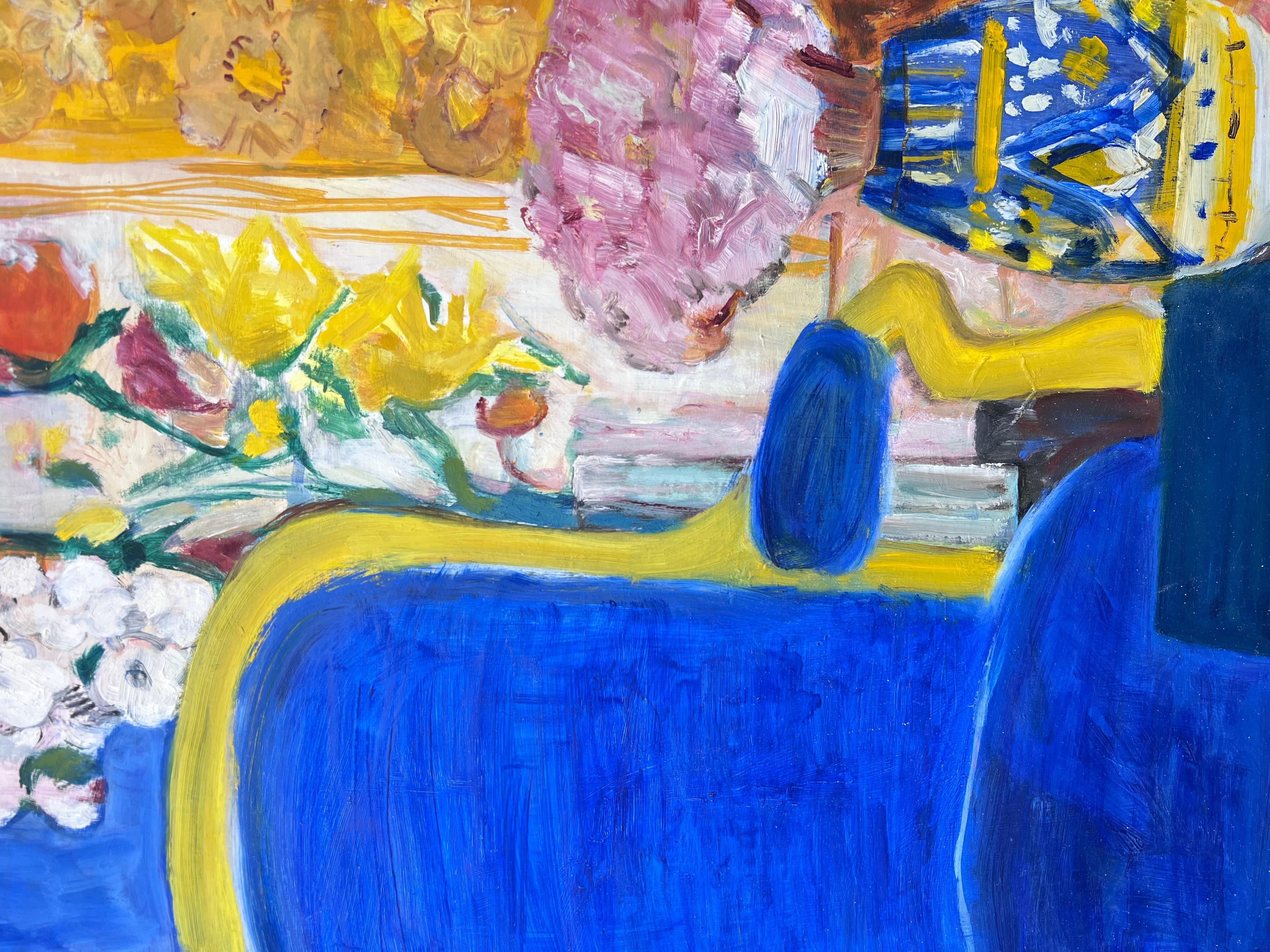 Original Französisch Modernist 20. Jahrhundert Ölgemälde Blauer Stuhl in Innenraum (Braun), Still-Life Painting, von Huguette Baudrot