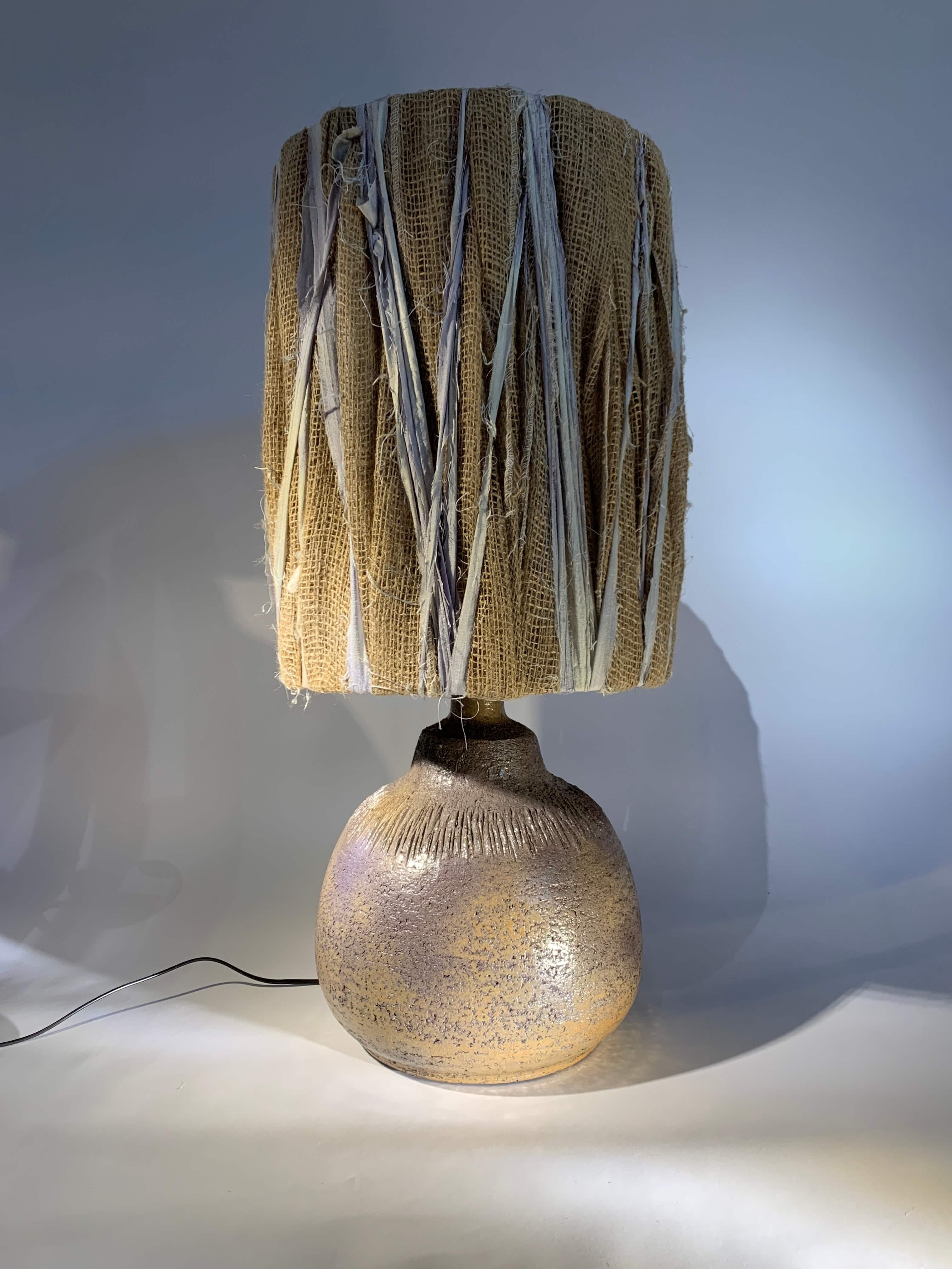 Exceptional French ceramic table lamp by Huguette Bessone.
Lamp base in chamotte earth, circular and generous body with incised decoration.
This ceramic, whose shape and decoration are unusual for Huguette Bessone, is also interesting for its brown