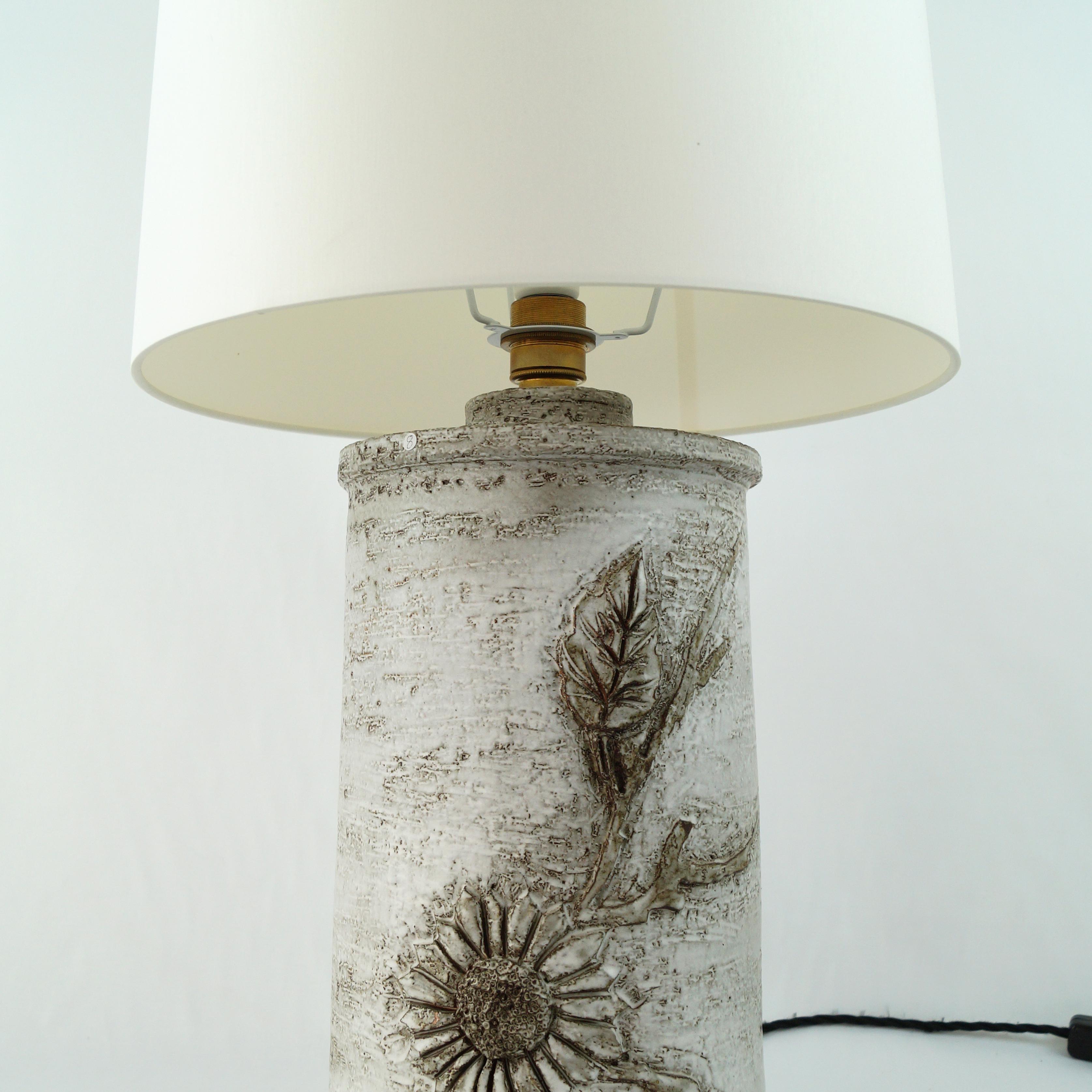 A rather large table lamp, handmade in white and grey ceramic decoration by Huguette Bessone, signed under the base H. Bessone, Vallauris. Depicting a sunflower. Unique piece. circa 1970. In very good condition, rewired with new electrical