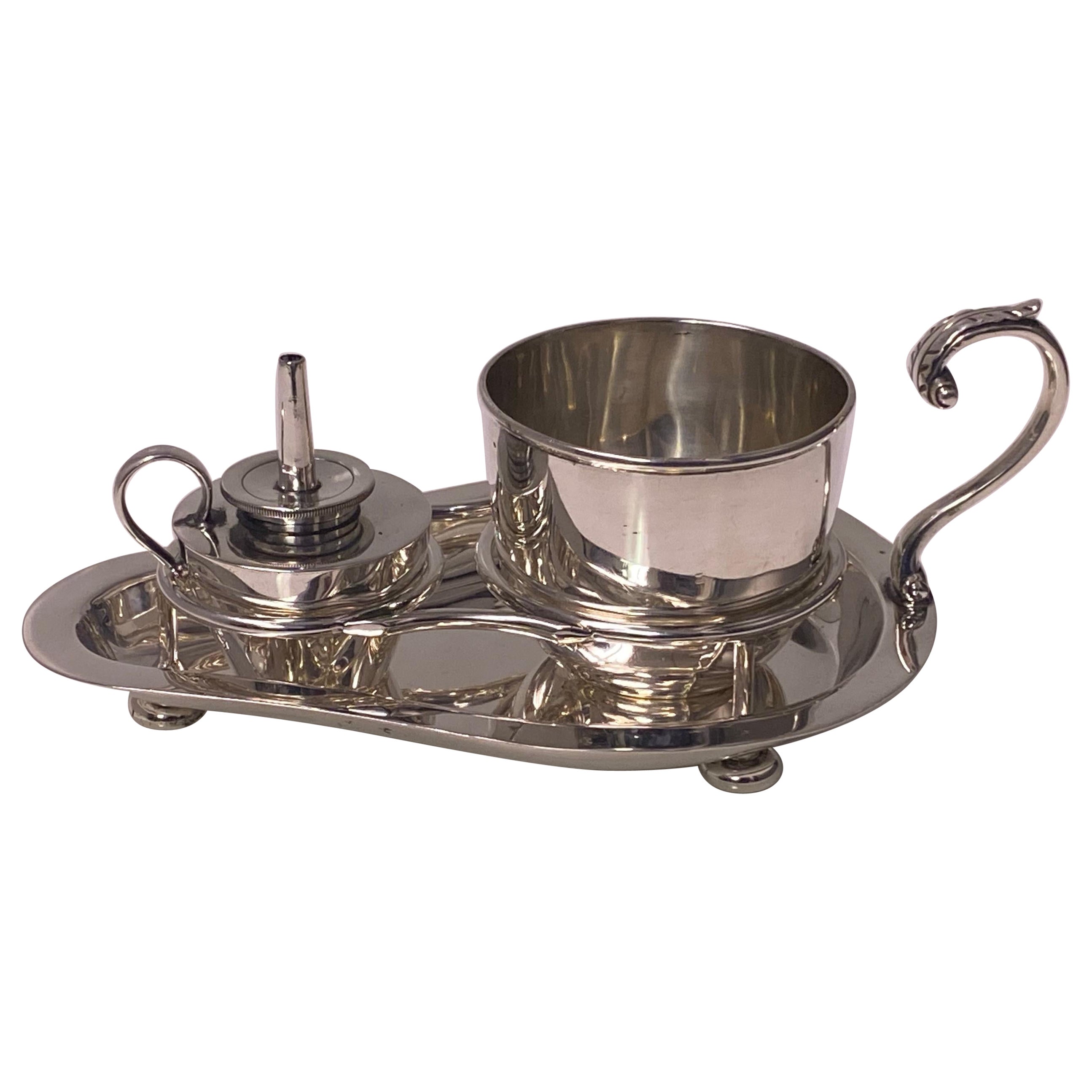 Set de lampes à cigares en argent Sterling Hukin and Heath Sake Brandy Cigar Light très inhabituel Londres 1904. En forme de bâton de lampe d'Alladin sur trois supports de chignon. Insertion de compartiments pour un brûleur à huile et un petit